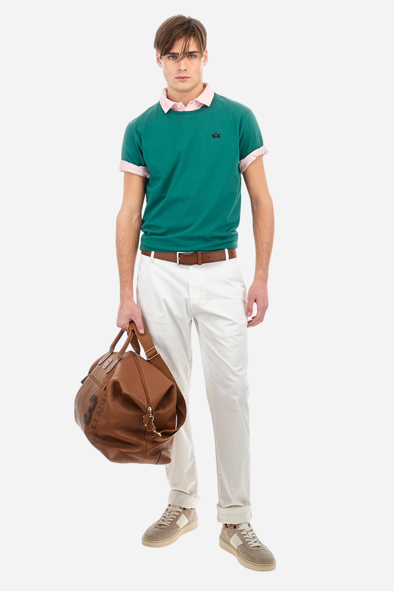 Men's short-sleeved polo shirt in a single colour, made of 100% cotton slub jersey. Fastens with a button. A fabric patch representing the garment's certificate is sewn onto the back. The logo is embroidered in contrast under the opening on the front. Comfort fit. The model is wearing a size L. - Parfait Pink