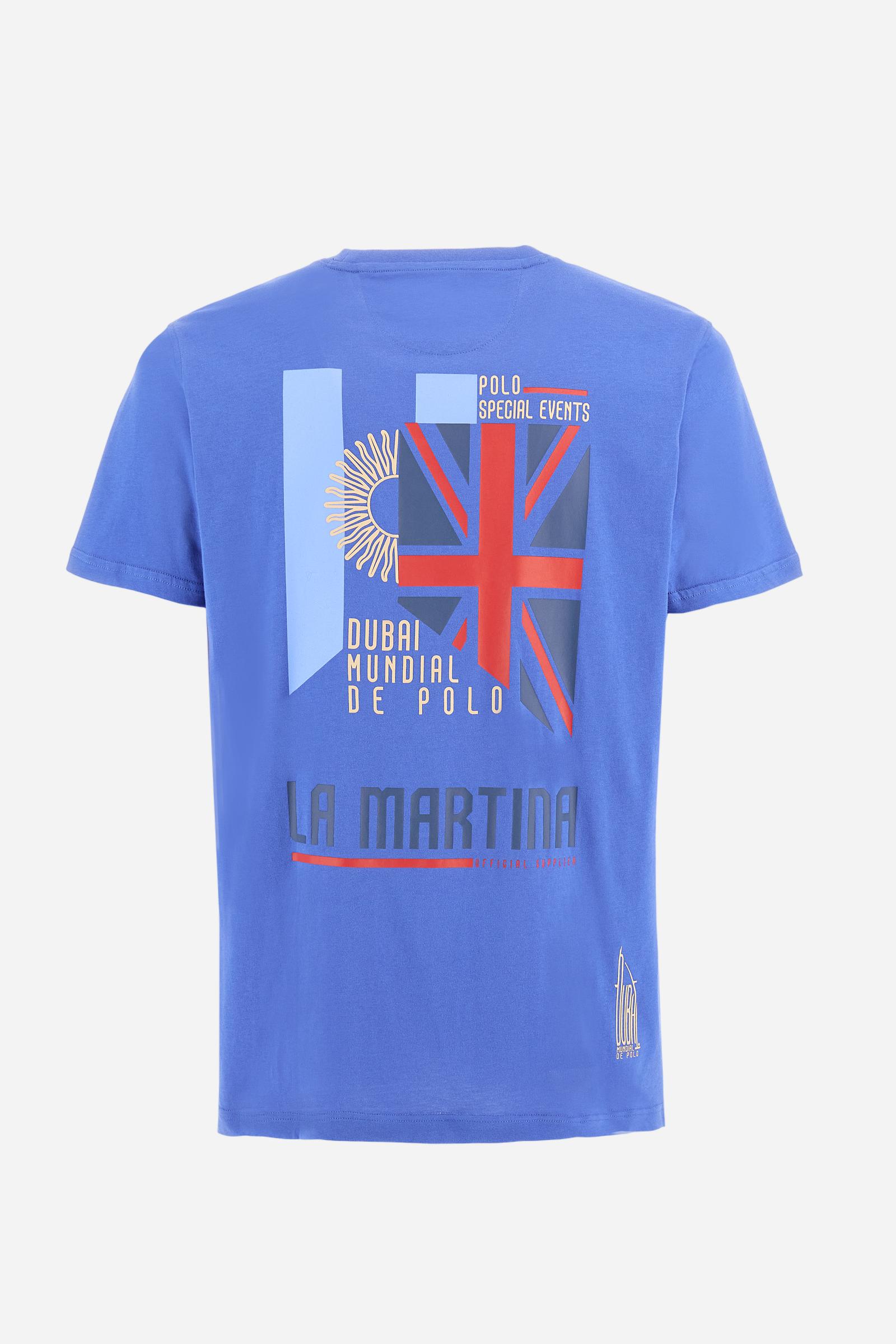 Men's plain cotton jersey short-sleeved T-shirt. Ribbed crew neck. On the front, left side, there is a two-tone embroidery inspired by the polo events played between Argentina and England. On the back, the printed graphic plays with the two flags, celebrating the Dubai and La Martina polo teams with contrasting coloured writing. The logo is embroidered on the left side of the chest in contrasting thread. Regular fit. The model is wearing a size L. - Dazzling Blue