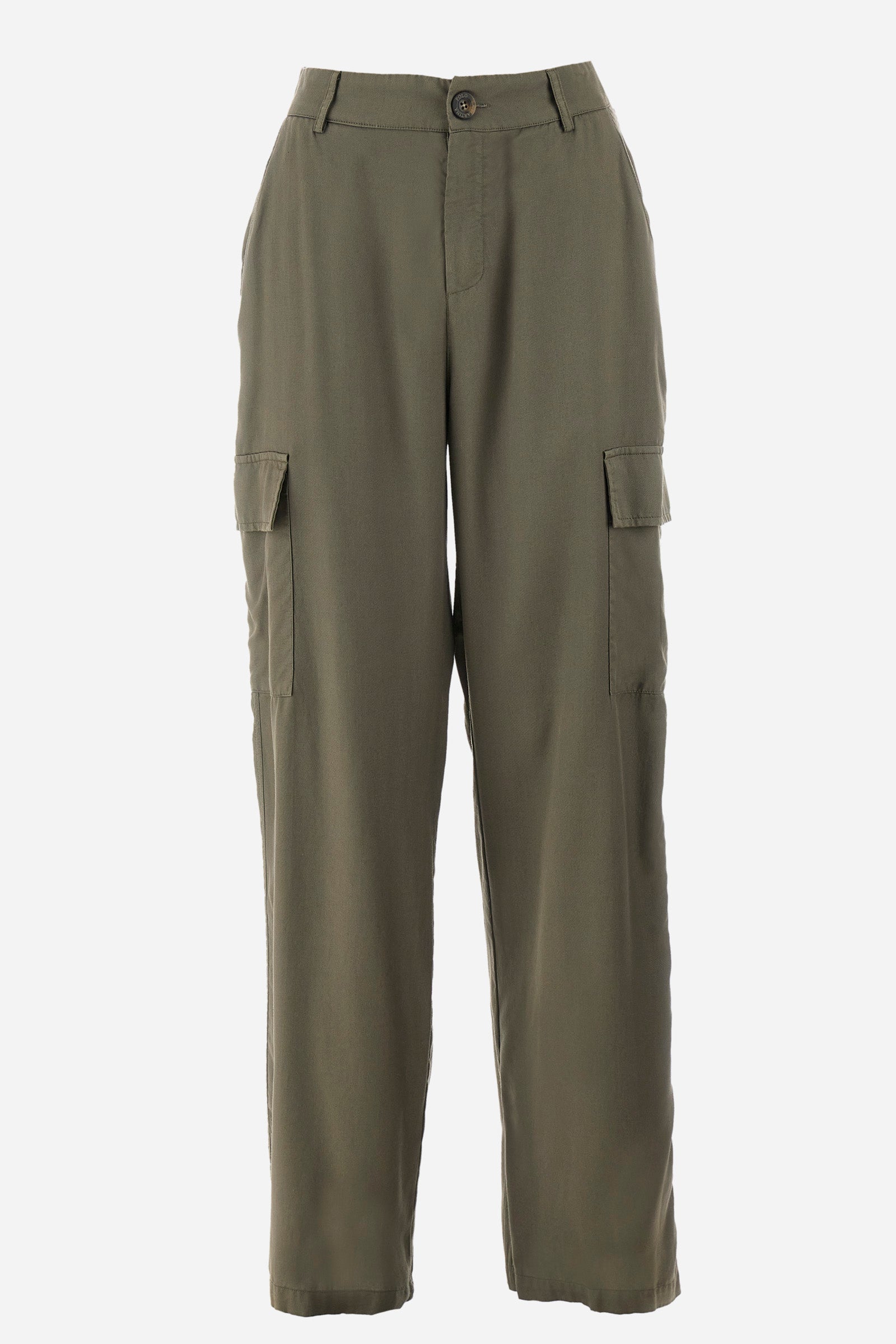 Single-colour women's cargo trousers, in an ecological fabric. With belt loops, zip and button fastening. There are two open front pockets, two cargo pockets and two further open pockets on the back. The logo is present on a patch sewn on the back and on a metal plate sewn on the front. The fit is regular. The model wears a size 40. - Military Olive