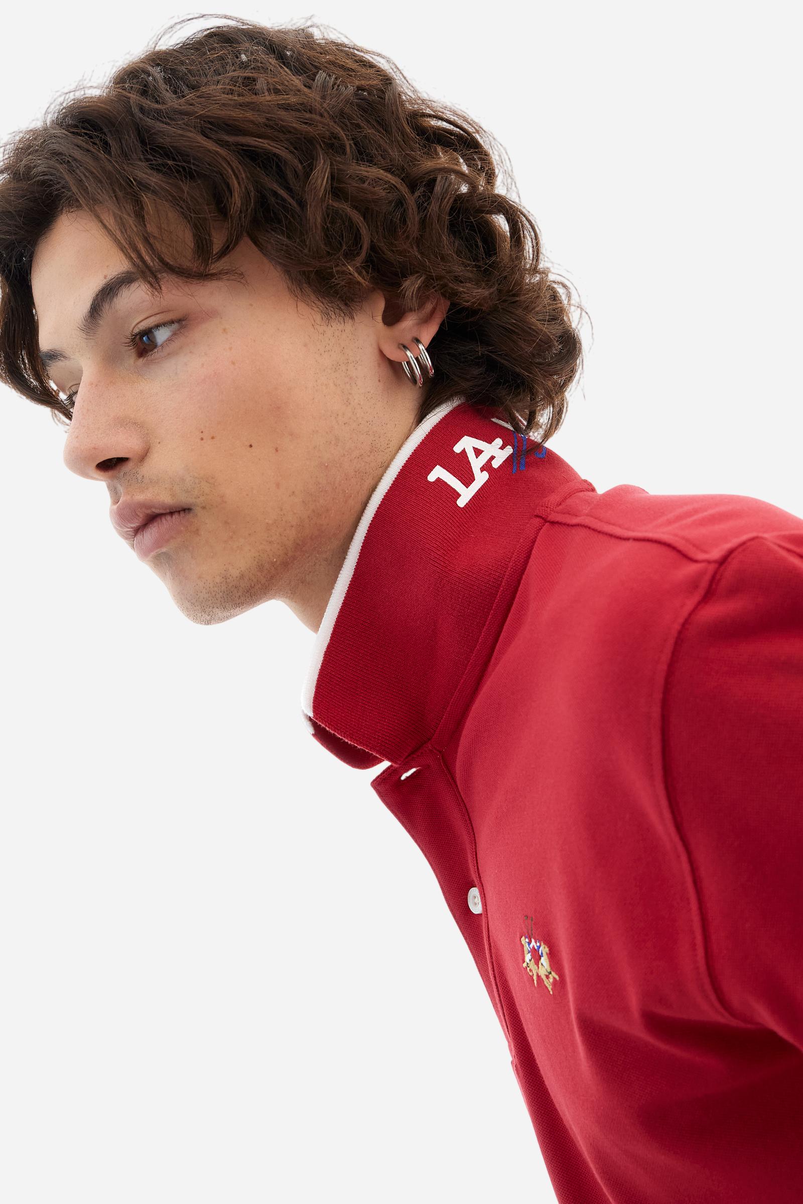 Short-sleeved, single-colour men's polo shirt made of stretch cotton piqué. Fastens with two buttons. The collar and cuffs are ribbed, and there is a colour-contrasting trim at the bottom of the collar. Inside the collar there is a grosgrain ribbon of a different shade. The logo is embroidered on the chest in a contrasting colour. The fit is slim. The model is wearing a size L. - Formula One