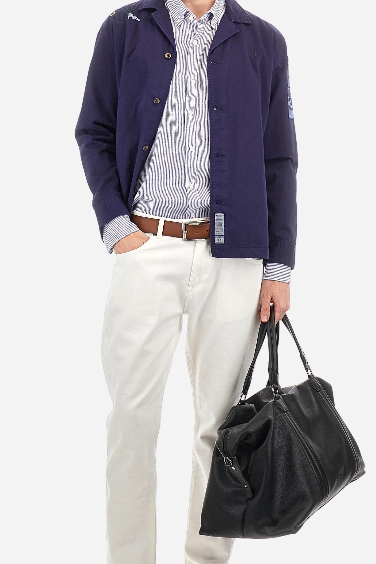 Men's long-sleeved striped shirt made of dual-tone 100% linen. Button-down collar. The logo is embroidered in a contrasting colour on the left side of the chest. Regular fit. The model is wearing a size L. - Optic White/Limoges