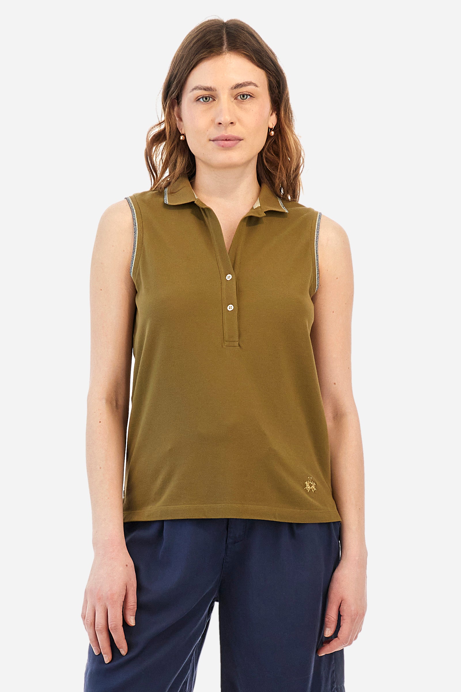 Women’s sleeveless polo shirt in solid color, made of stretch cotton. V-neck and 2 button closure. Collar and crew sleeves profiled and ribbed. Side slits. On the back there is the inscription "La Martina" composed of small rhinestones. The logo is present on the front. The fit is regular. The model wears a size 2 . - Military Olive