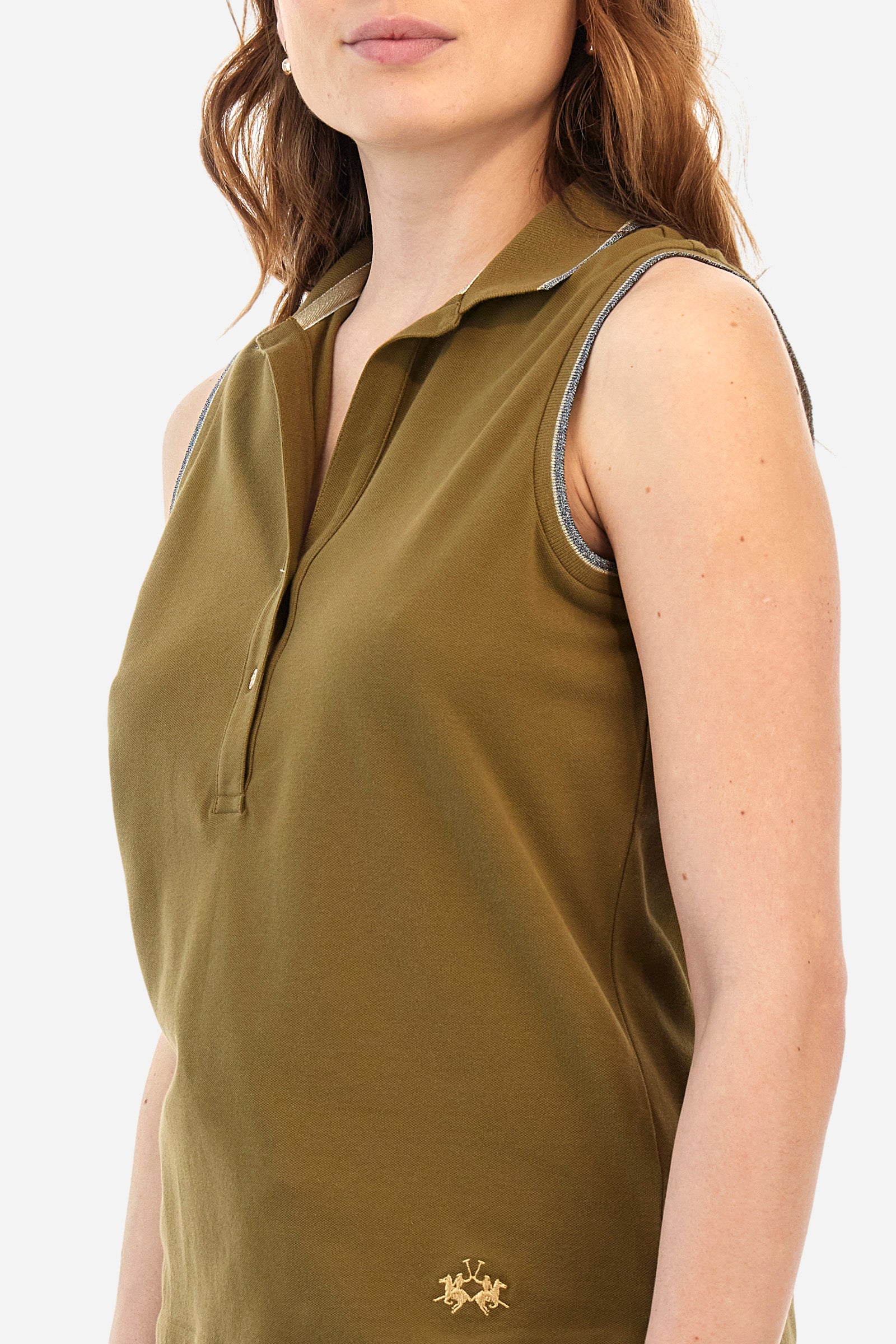 Women’s sleeveless polo shirt in solid color, made of stretch cotton. V-neck and 2 button closure. Collar and crew sleeves profiled and ribbed. Side slits. On the back there is the inscription "La Martina" composed of small rhinestones. The logo is present on the front. The fit is regular. The model wears a size 2 . - Military Olive