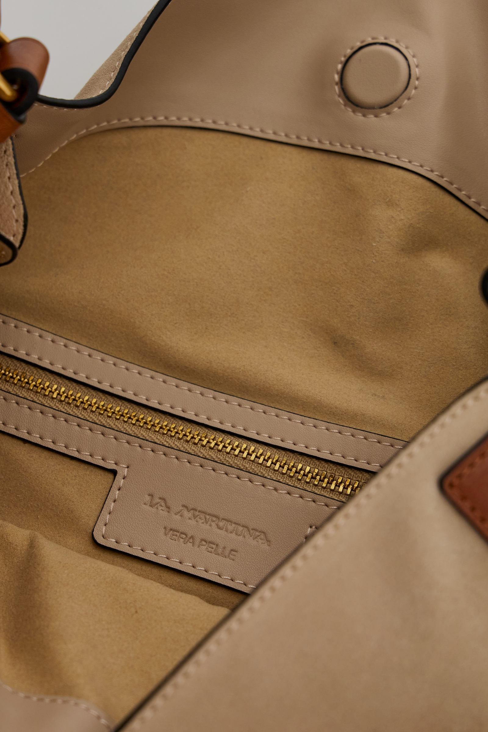 Medium hobo bag in suede and leather with short handle and adjustable strap, hidden magnetic closure and gold logo buckle. - Neutral/Cuoio