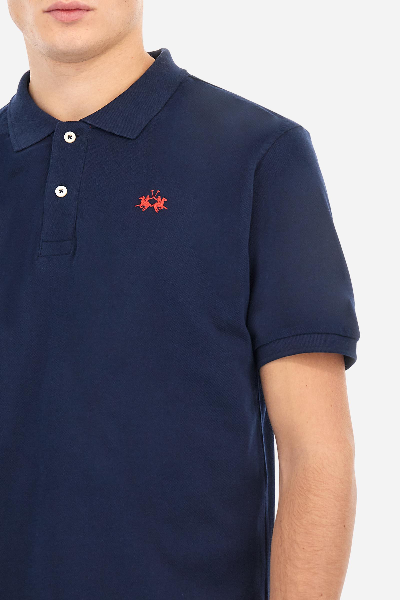Men's plain-coloured, short-sleeved, regular-fit cotton polo shirt. Contrasting La Martina logo sewn onto the chest. This versatile garment goes perfectly with a pair of jeans from the collection. - Navy