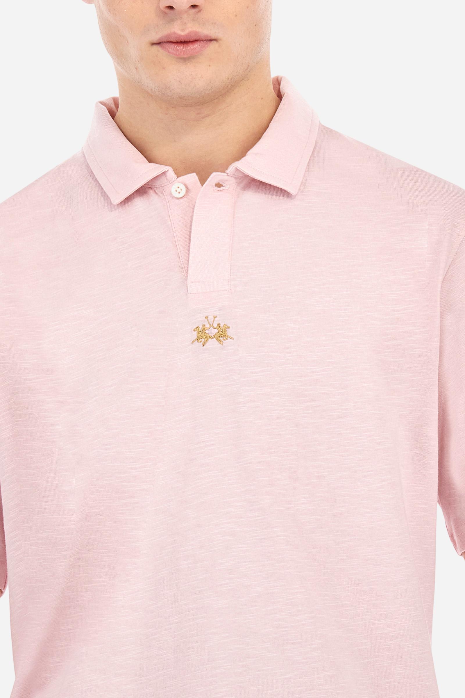 Men's short-sleeved polo shirt in a single colour, made of 100% cotton slub jersey. Fastens with a button. A fabric patch representing the garment's certificate is sewn onto the back. The logo is embroidered in contrast under the opening on the front. Comfort fit. The model is wearing a size L. - Parfait Pink