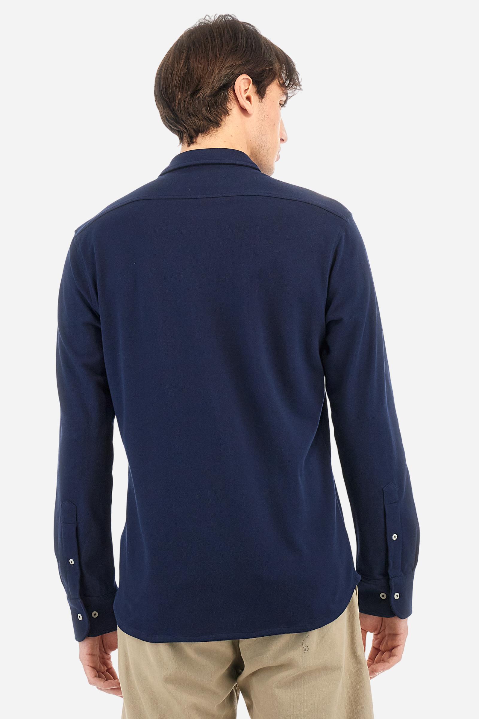 Men's plain long-sleeved shirt made from cotton piqué. It features an elegant spread collar and a seamless front opening, with no visible stitching. A graphic is embroidered on the chest, over the heart, in contrasting thread. Regular fit. The model is wearing a size L. - Navy