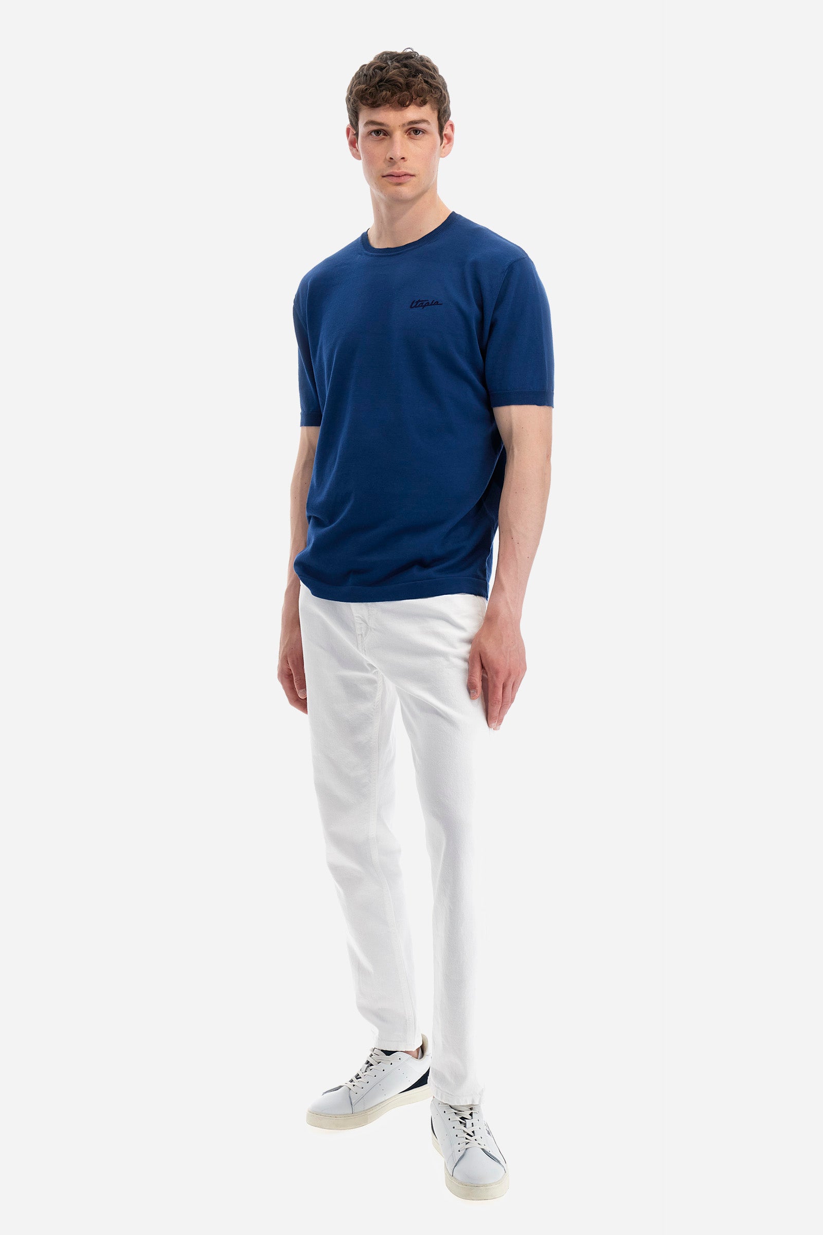 Men’s short-sleeved solid color knitted t-shirt. In collaboration with Pagani, made of cotton yarn. Collar, armholes and ribbed hem. The logo, the writing "La Martina" and "Pagani" are present on the patch applied on the back, representative of the collaboration. Fit is regular. The model wears a size L. - Ensign Blue