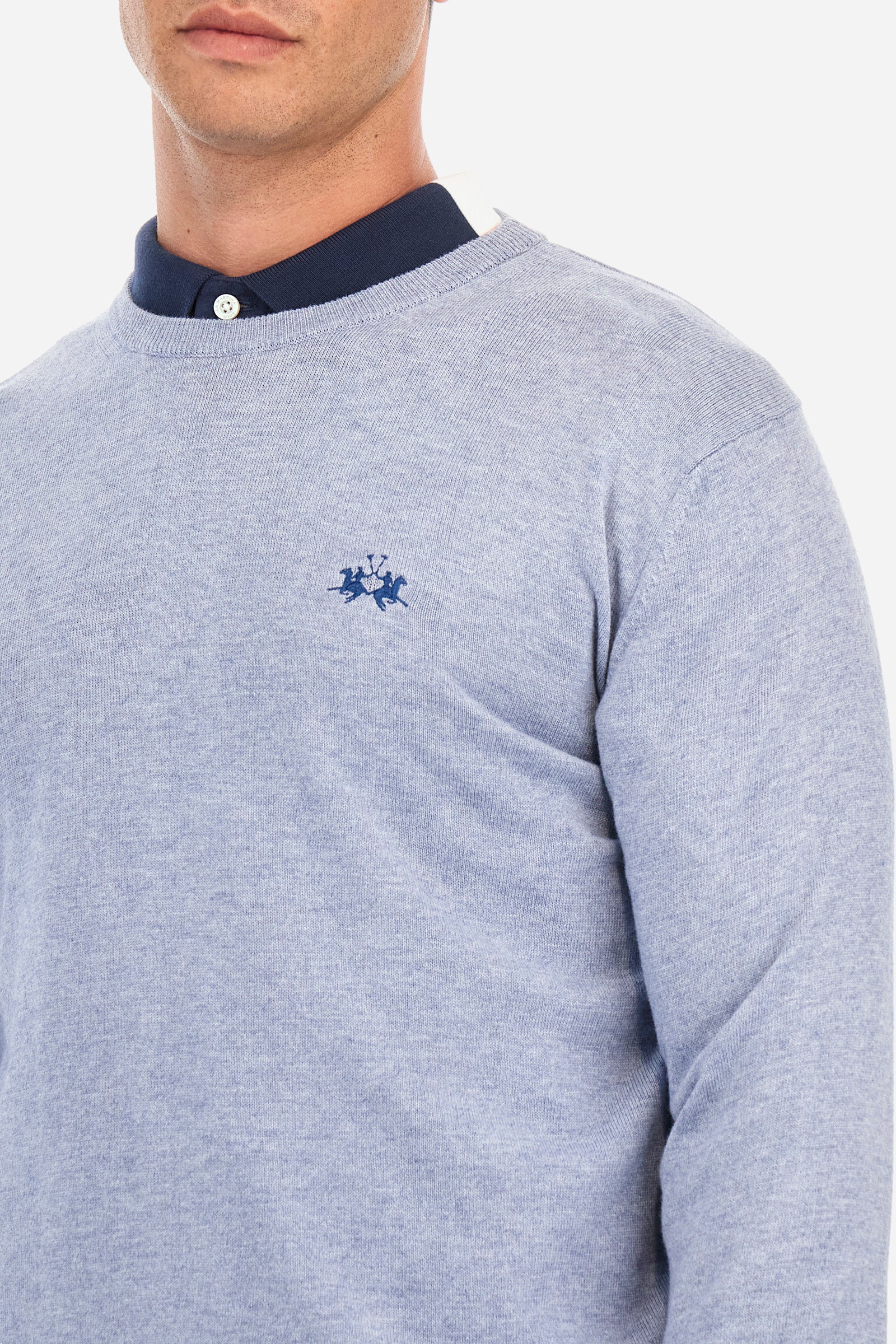 Men's plain crew neck pullover with long sleeves. Made from a blend of cotton and wool. Ribbed hem and neckline. Featuring a small embroidered logo on the front. Regular fit. The model is wearing a size L. - Cashmere Blue Melang