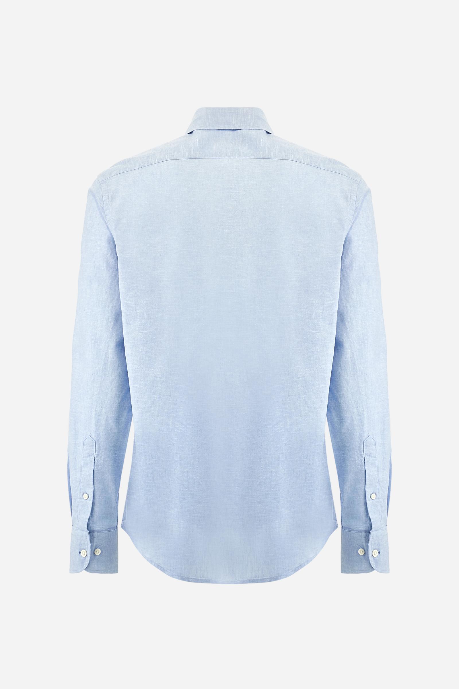Men's plain long-sleeved shirt made from linen canvas. It features a button-down collar and a basic, traditional design, with woven labels at the bottom of the opening. The logo is embroidered on the chest, over the heart, in tone-on-tone thread. Regular fit. The model is wearing a size L. - Blue Bell