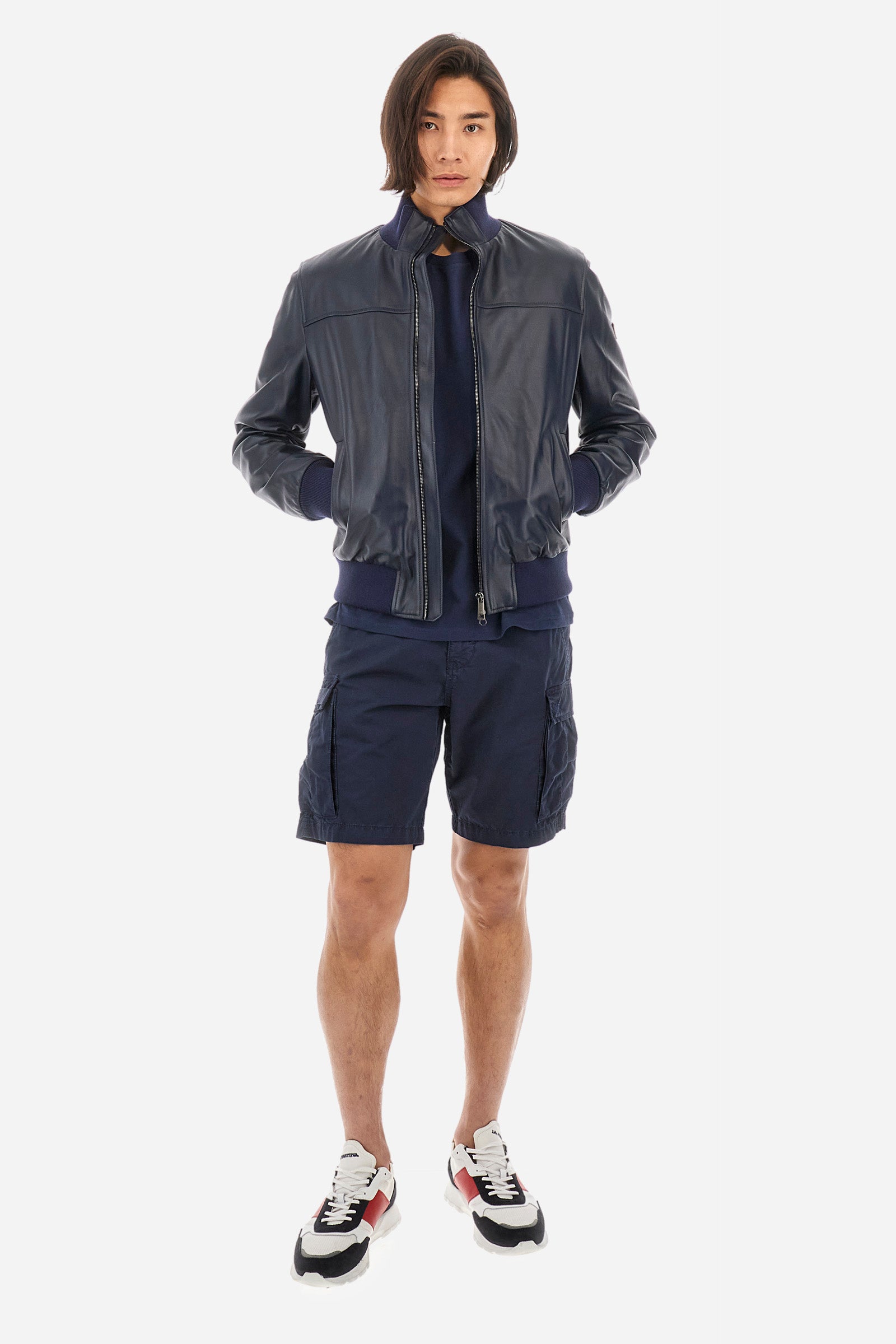 Men's short-sleeved crew-neck T-shirt in solid colour with embroidered logo in contrasting colour on the chest. Made of 100% cotton with a regular fit. It is perfect paired with Bermuda shorts or trousers for a casual and trendy look. Suitable for leisure time. The model is 187 cm tall and wears a size L. - Navy