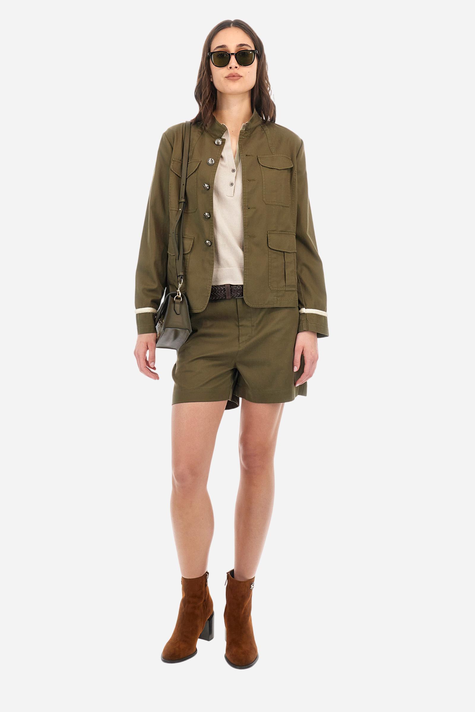 Women's long-sleeved safari jacket in a single colour, made of a cotton-modal blend drill.The front fastens with 5 metal buttons with heraldic motif. The front pockets are applied. Decorative braid-patterned trimmings are applied to the cuffs. The tone-in-tone logo graphic is embroidered on the left sleeve. Regular fit. The model is wearing a size 40. - Thyme