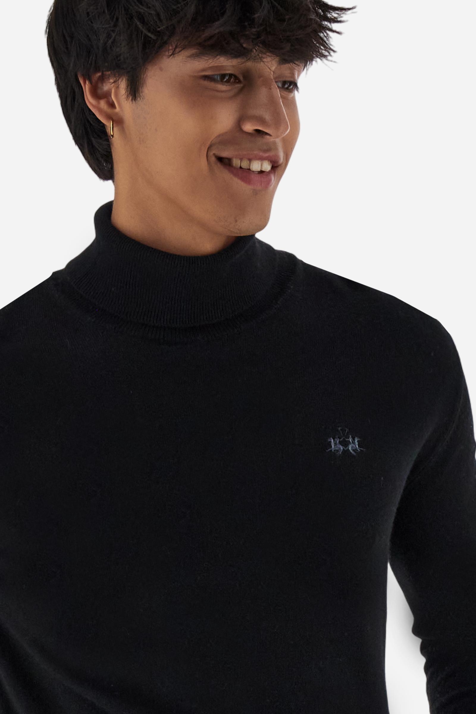 Men's long-sleeved solid colour jumper. This high-neck model is made in a soft-touch wool blend. The neck and cuffs are made in tone-on-tone ribbing. The logo is embroidered on the left of the chest in tone-on-tone thread. Regular fit. The model is wearing a size L - Black