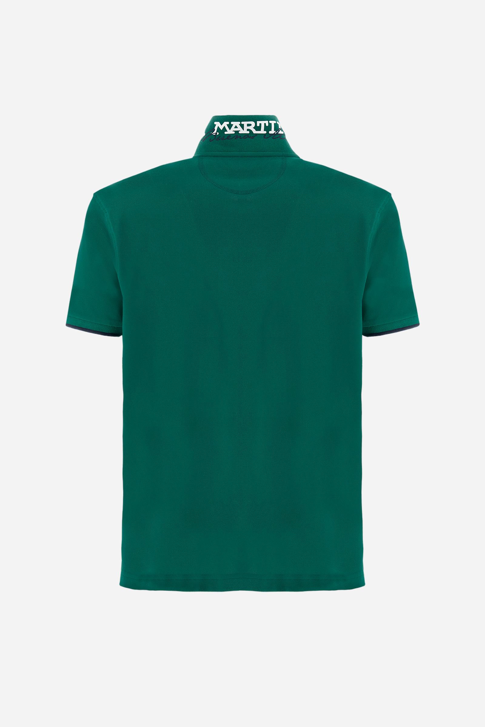 Short-sleeved, single-colour men's polo shirt made of stretch cotton piqué. Fastens with two buttons. The collar and cuffs are ribbed, and there is a colour-contrasting trim at the bottom of the collar. Inside the collar there is a grosgrain ribbon of a different shade. The logo is embroidered on the chest in a contrasting colour. The fit is slim. The model is wearing a size L. - Evergreen