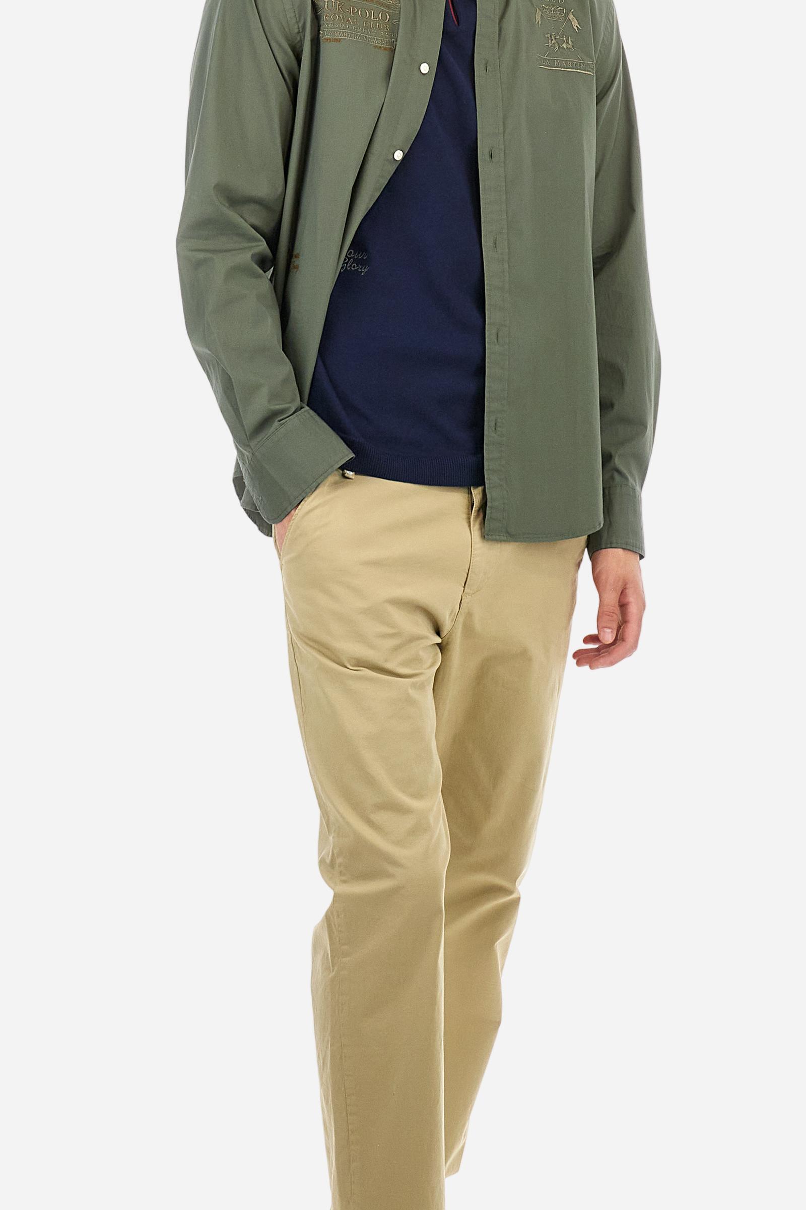 Men's single-colour long-sleeved shirt, made from 100% cotton poplin. Spread collar. Featuring details inside the collar and cuffs in contrasting colours and fabrics. The front graphics and logo are embroidered with contrasting colour threads. The fit is regular. The model is wearing a size L. - Thyme