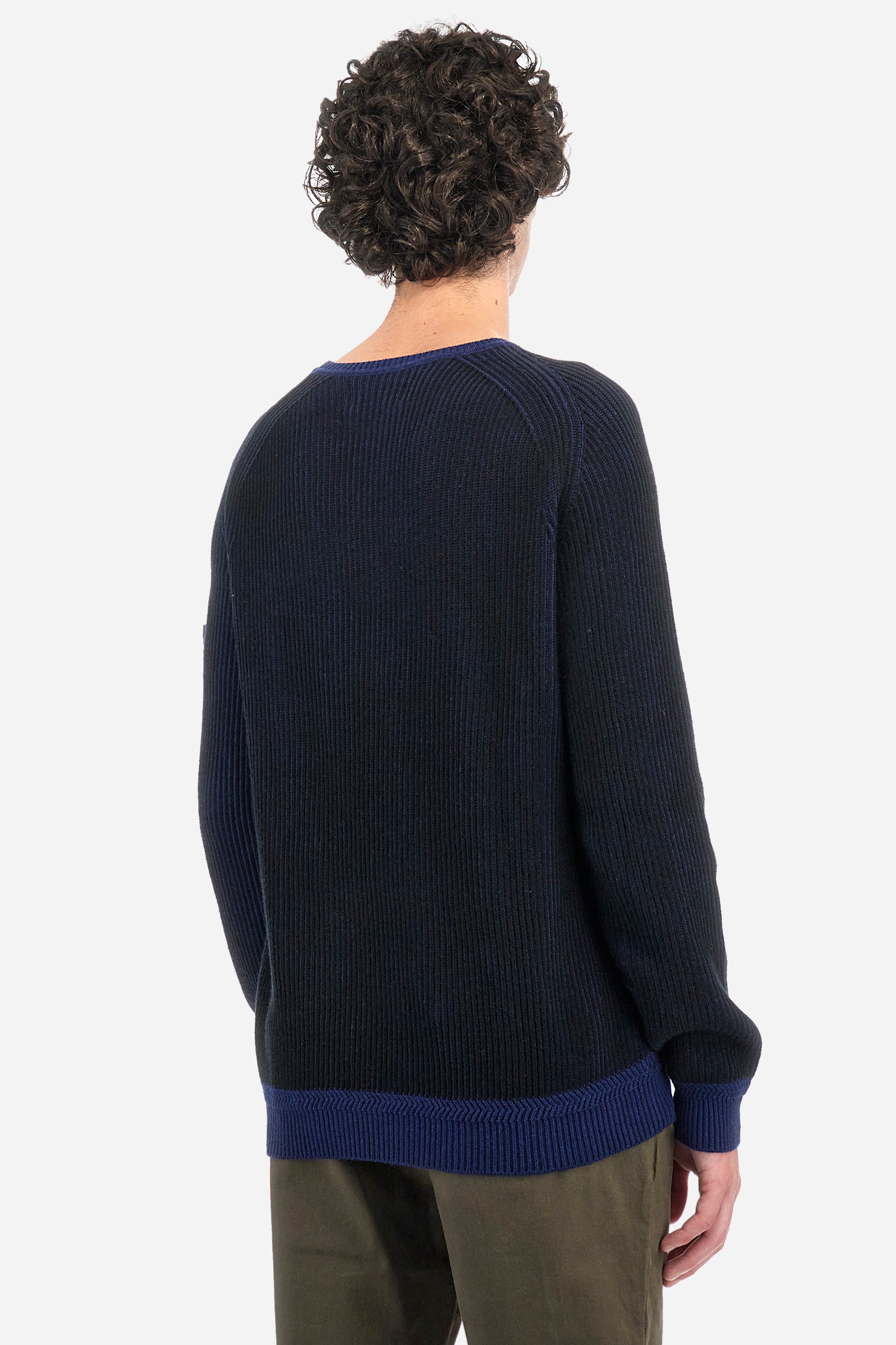 Men's long-sleeved crew neck pullover in plain ribbed fabric. Made from a blend of wool and cotton. The base colour of the garment contrasts against the ribs. A patch with the brand logo is sewn on one of the sleeves. Regular fit. The model is wearing a size L. - Navy/Black