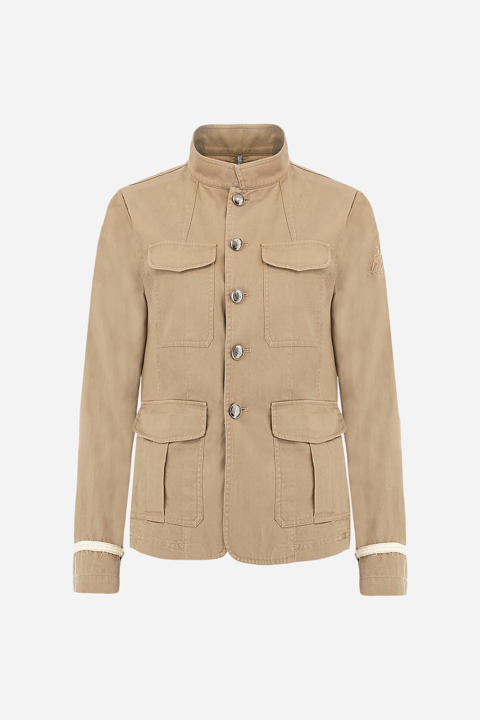 Women's long-sleeved safari jacket in a single colour, made of a cotton-modal blend drill.The front fastens with 5 metal buttons with heraldic motif. The front pockets are applied. Decorative braid-patterned trimmings are applied to the cuffs. The tone-in-tone logo graphic is embroidered on the left sleeve. Regular fit. The model is wearing a size 40. - Silver Lining
