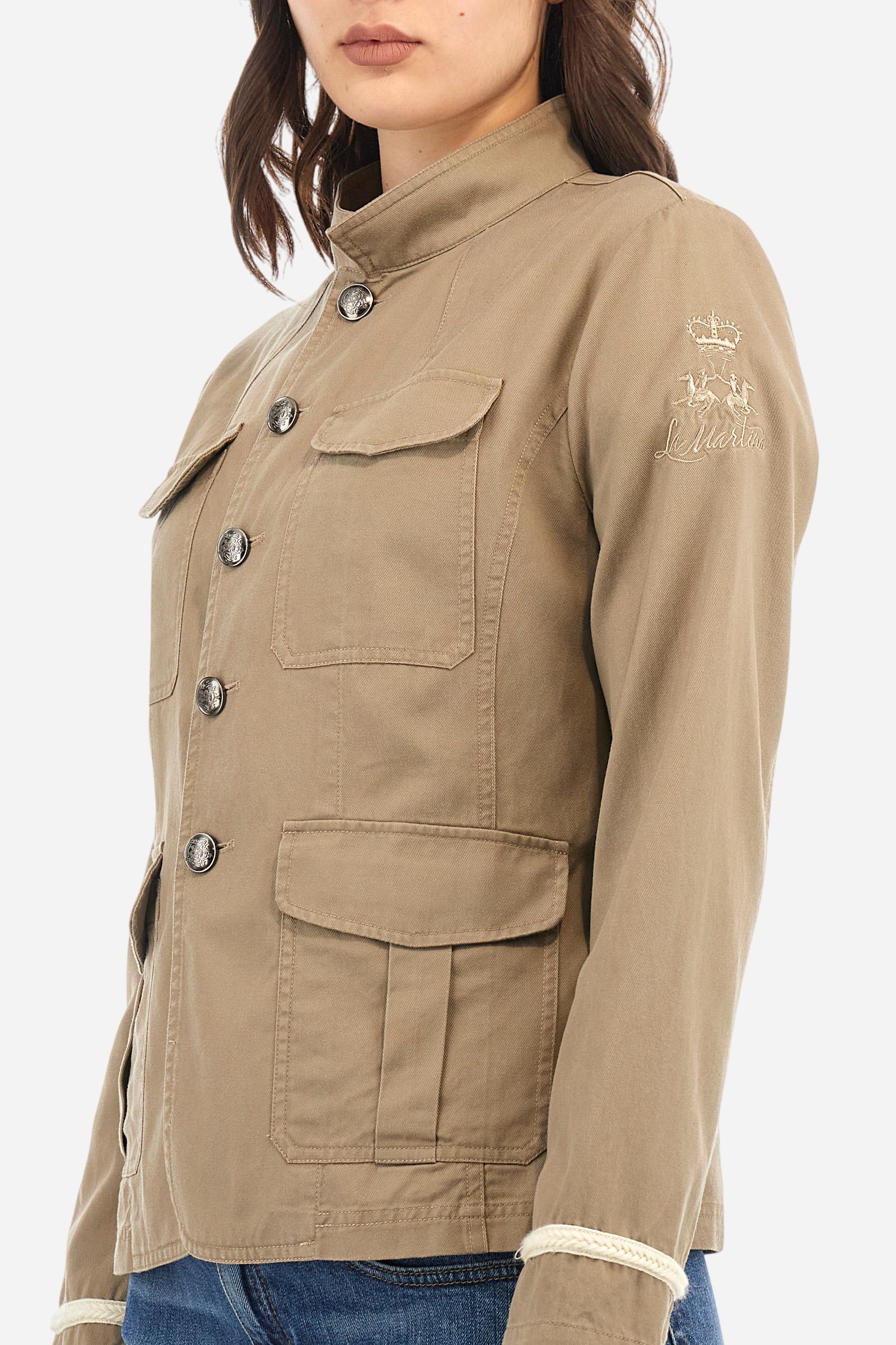 Women's long-sleeved safari jacket in a single colour, made of a cotton-modal blend drill.The front fastens with 5 metal buttons with heraldic motif. The front pockets are applied. Decorative braid-patterned trimmings are applied to the cuffs. The tone-in-tone logo graphic is embroidered on the left sleeve. Regular fit. The model is wearing a size 40. - Silver Lining