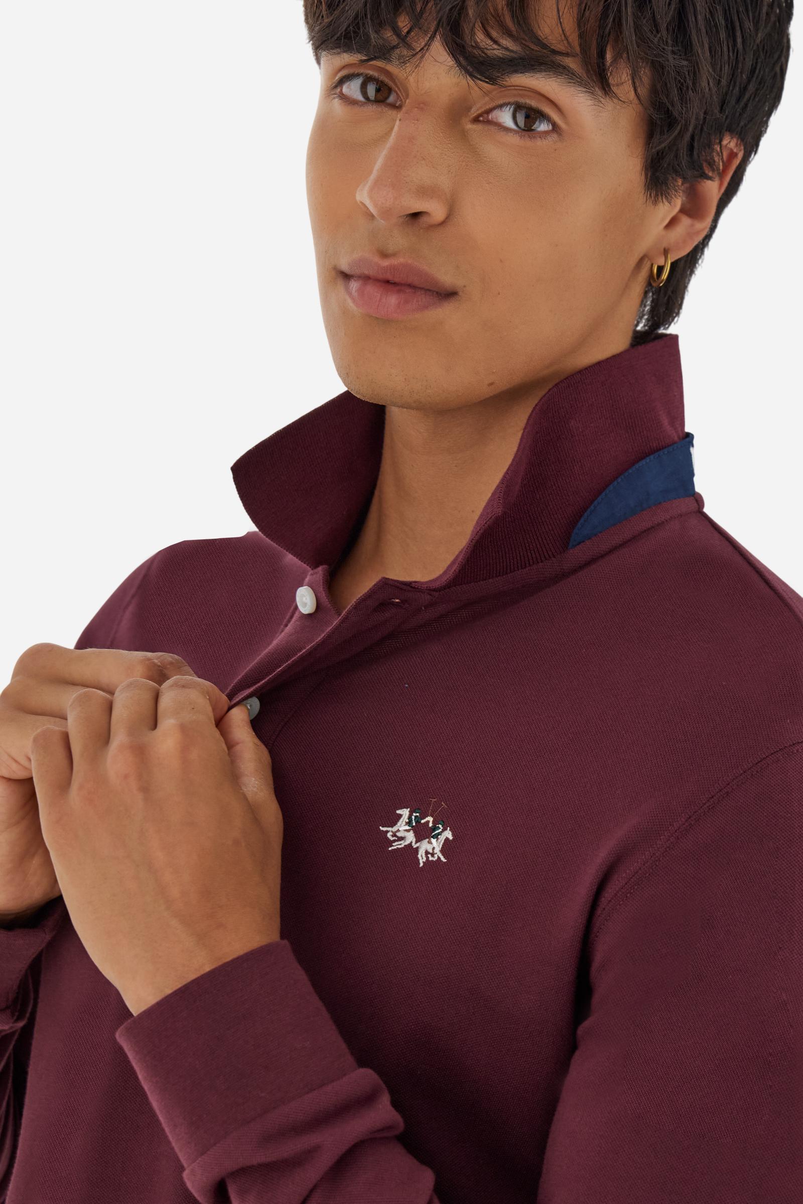 Men’s long-sleeve polo in high-quality stretch cotton piqué for comfort and flexibility. Tone-on-tone ribbed collar with contrast gabardine undercollar embroidered with the brand’s iconic lettering, revealed when the collar is lifted. Contrast embroidered logo on the chest. Slim fit, offering a modern silhouette that enhances the body while ensuring freedom of movement. Model wears size L. - Port Royale