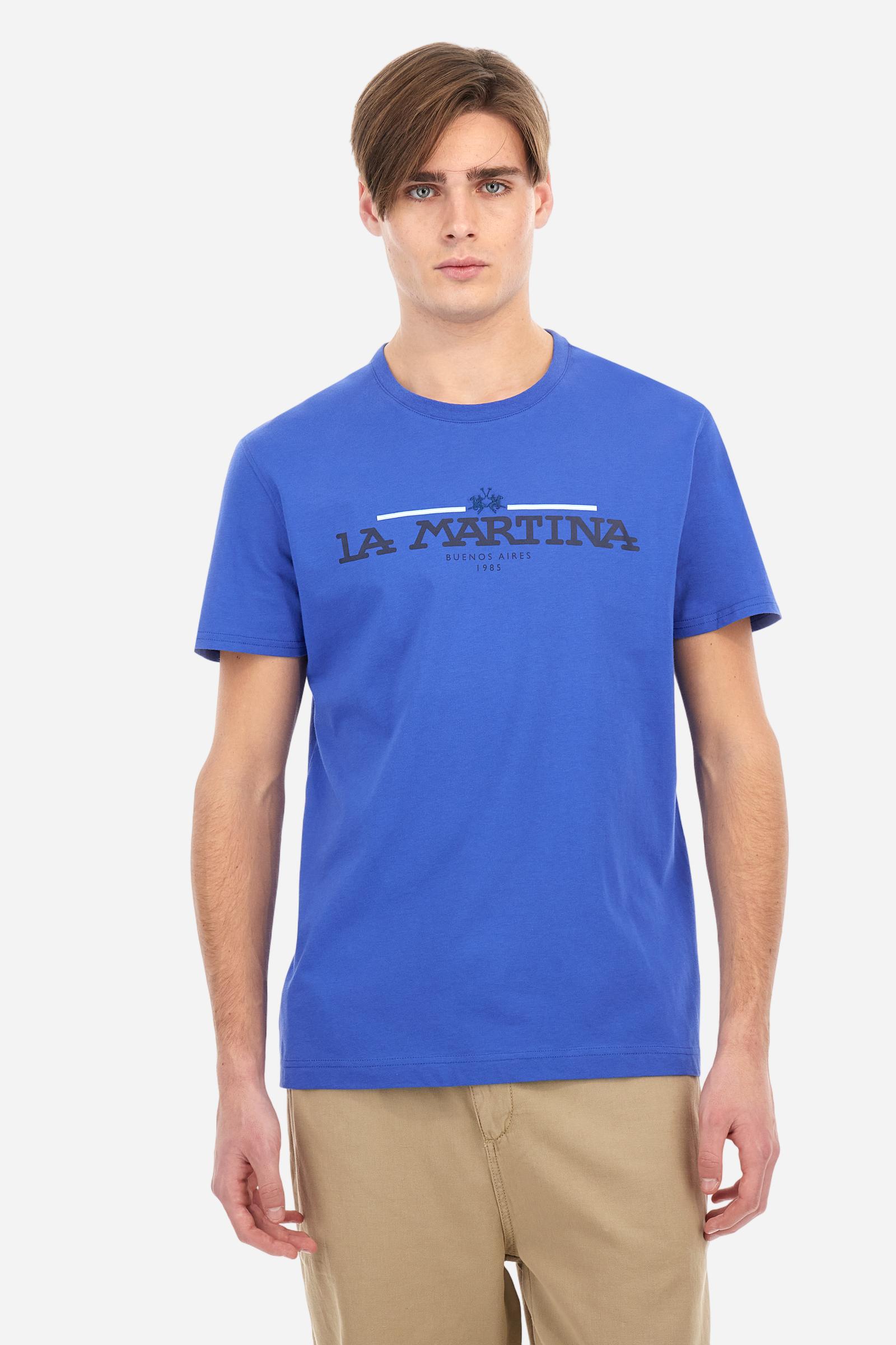 Men's solid color T-shirt, made of cotton jersey. Crew neck. The front features the La Martina text in print. The logo is embroidered on the front, in the center of the chest. The fit is regular. The model is wearing size L. - Dazzling Blue