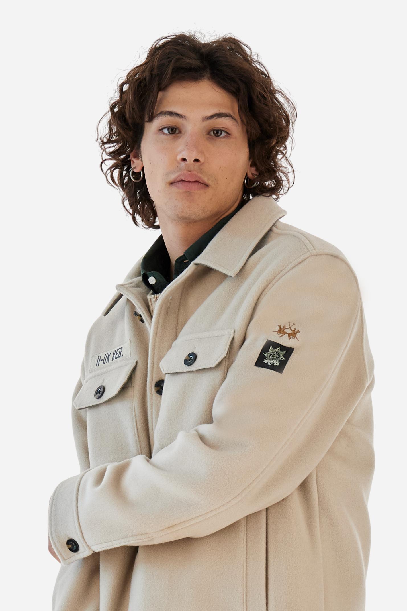 Men’s long-sleeve field jacket in wool and cashmere cloth. Warm and comfortable while maintaining a refined look. Front opening and cuffs with large faux-horn buttons. Two applied chest pockets add a sporty touch. Cotton contrast lining in the sleeves and as decorative inner trim. Half back and pocket bags in contrast cotton fabric recall the Guards capsule graphics on the back. Logo patches on the sleeves. Regular, straight fit. Model wears size L. - WhitecupGrey Melange