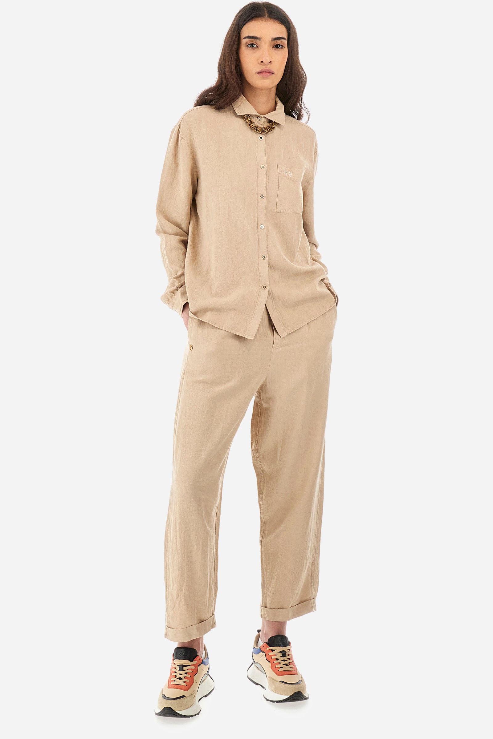 Women’s trousers in solid color, made of oxford fabric. Drawstring waist along with laces to comfortably adjust the closure. Two front pockets and two back welt pockets. The logo is applied on the back and on a metal plate sewn into the front. The fit is regular. The model wears a size 2. - Tidal Foam
