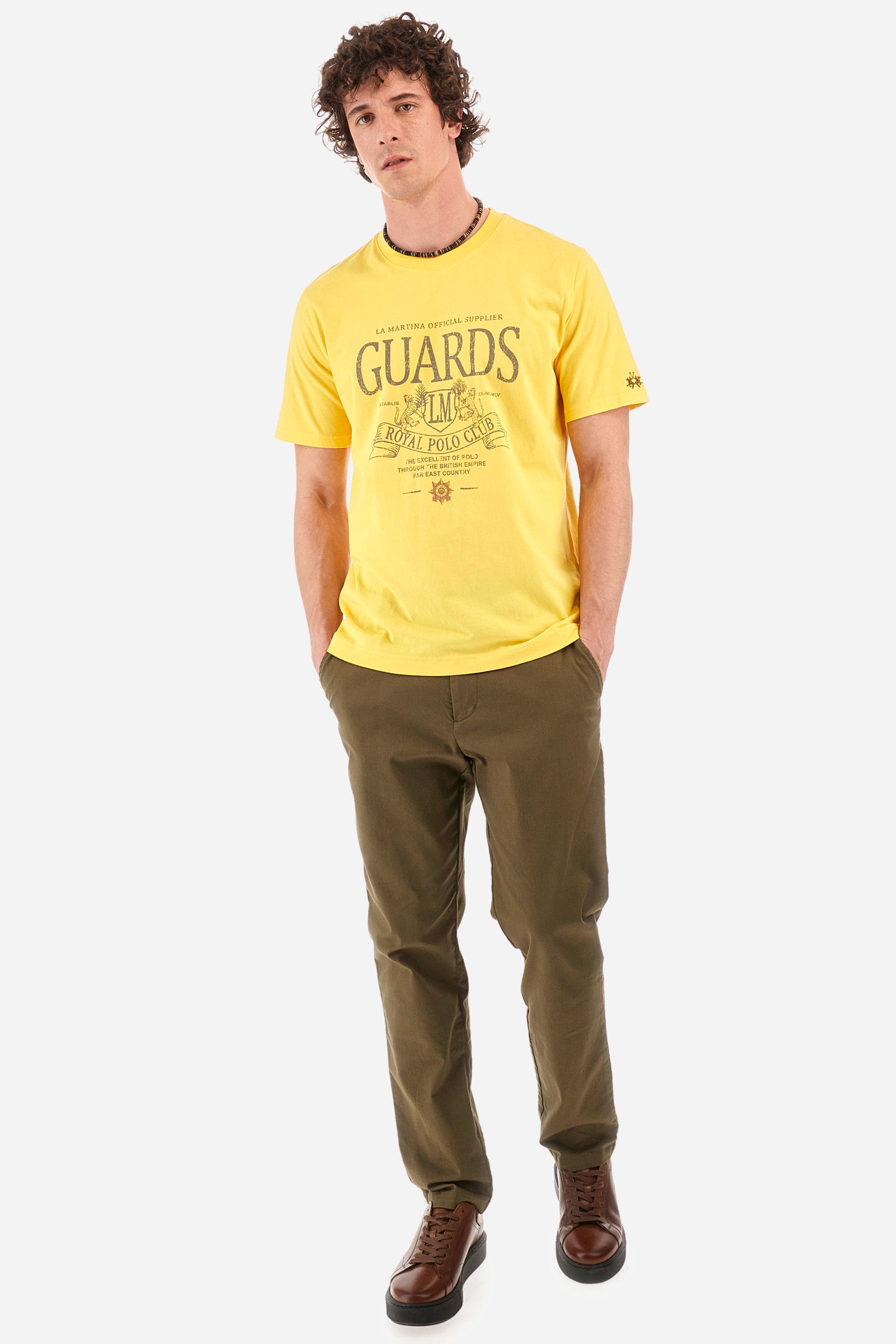 Men’s short-sleeved t-shirt, crew neck, solid color. Made of 100% cotton jersey. Small and large prints and symbols in contrasting tones identify the Guards capsule collection. Regular fit. The model wears a size L. - Aspen Gold