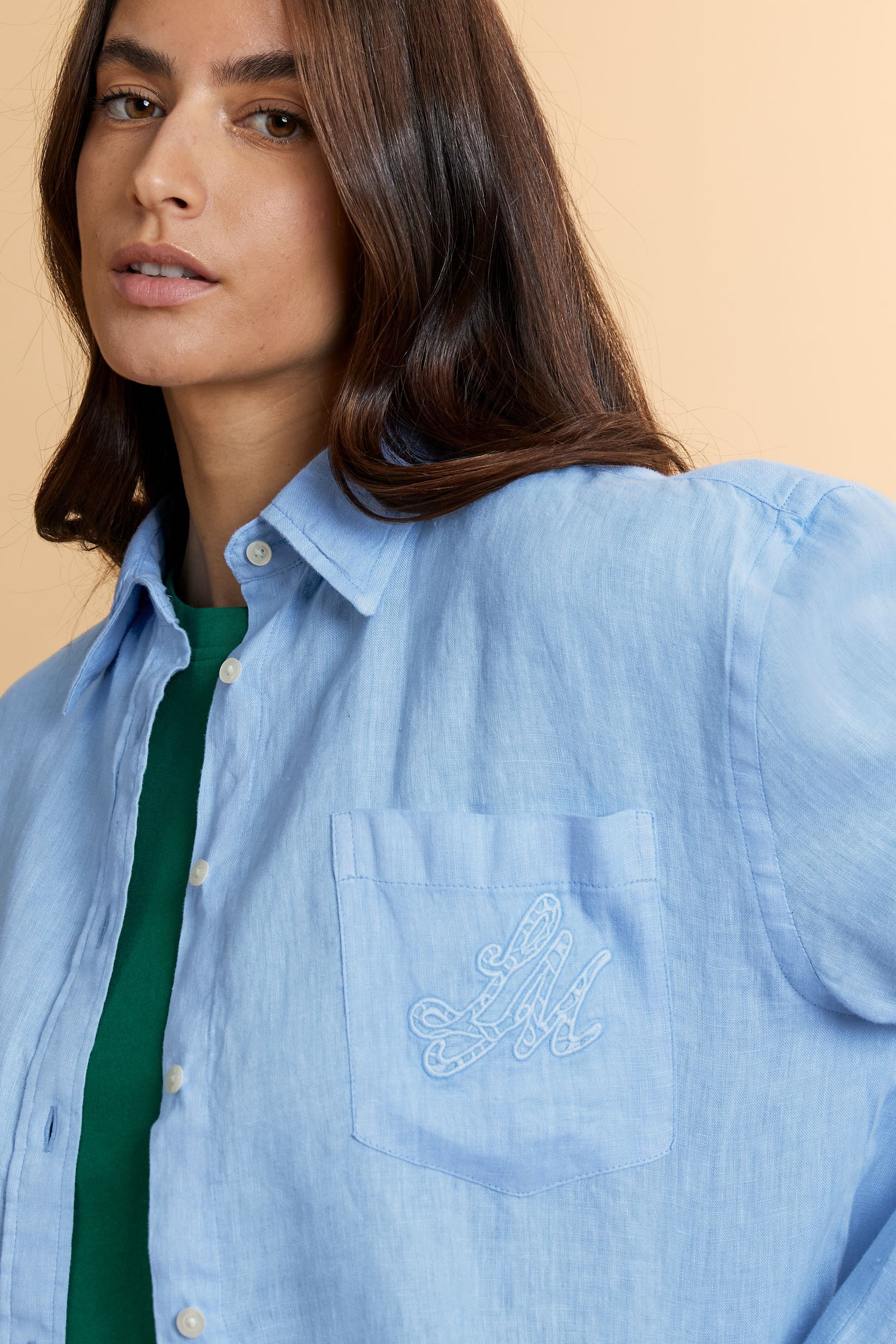 Women’s long-sleeve shirt in garment-dyed 100% linen. Regular fit with rounded back hem, classic collar and custom buttons. Chest patch pocket with tone-on-tone embroidered LM monogram and large tone-on-tone logo under the back collar. The model wears size 2. - Riviera