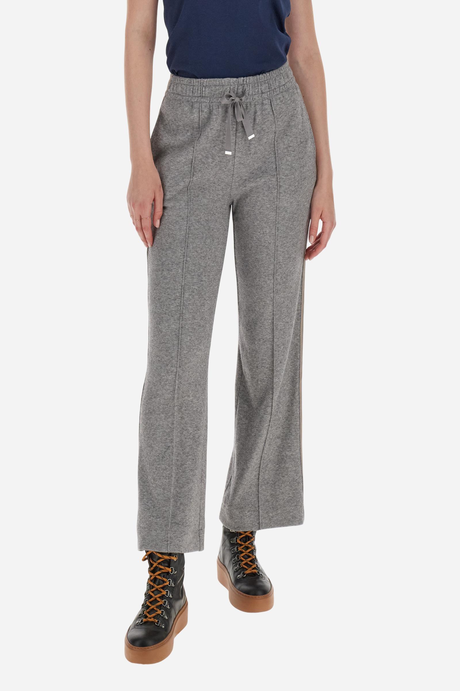 Women’s pants made of viscose-blend interlock fleece, soft and luxurious on the skin. Elastic waistband with adjustable drawstring ensures optimal comfort. Side pockets and bicolor striped tape along the sides complete the design. A small tonal embroidered logo enriches the front. Straight leg with slightly flared hem for a feminine, elegant twist in athleisure style. Model wears size 2. - Medium Heather Grey