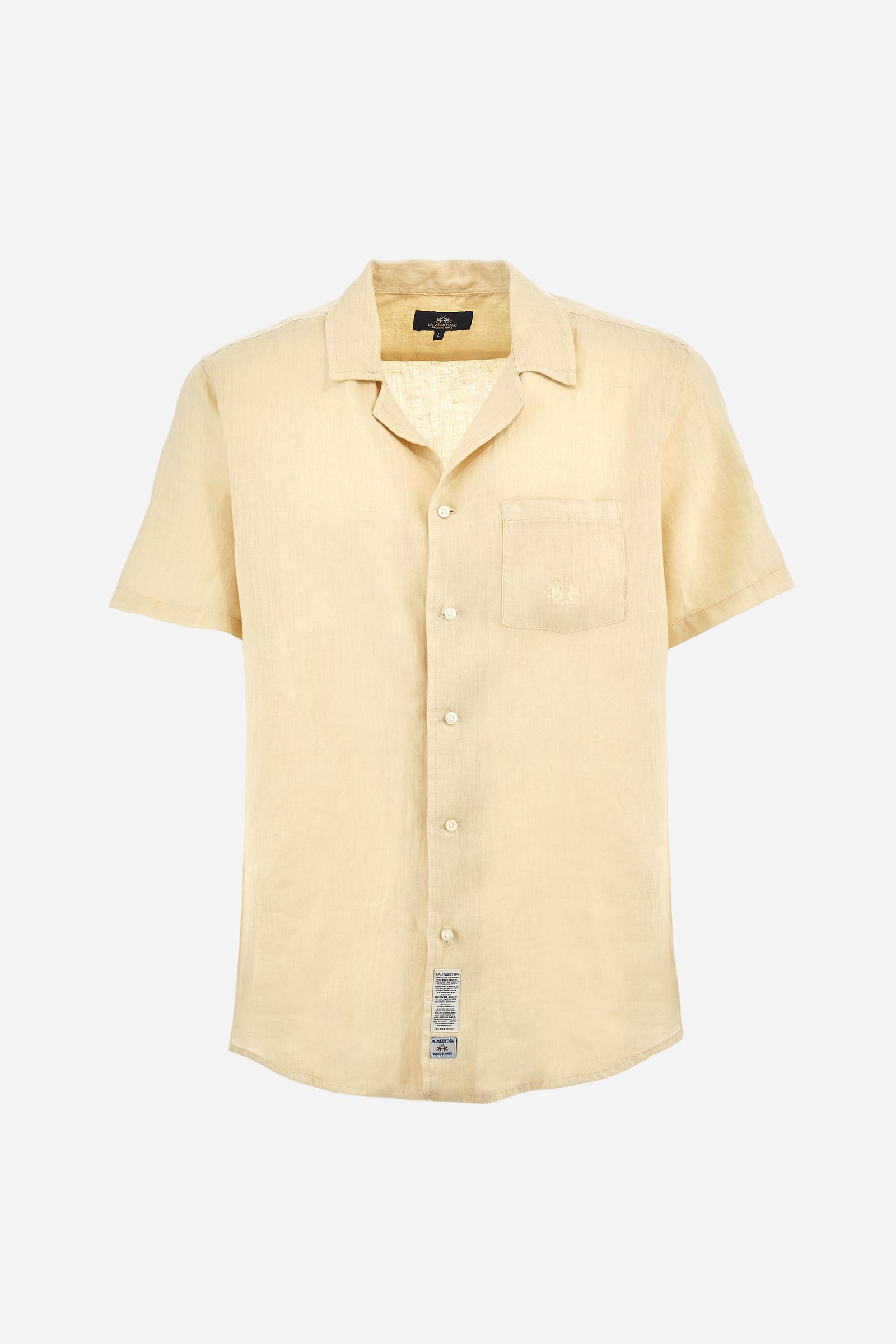 Men's plain short-sleeved shirt made from soft linen canvas. This model features a bowling collar and an appliquéd patch pocket on the left side of the chest, topped with a tone-on-tone embroidered logo. Regular fit. The model is wearing a size L. - Twill