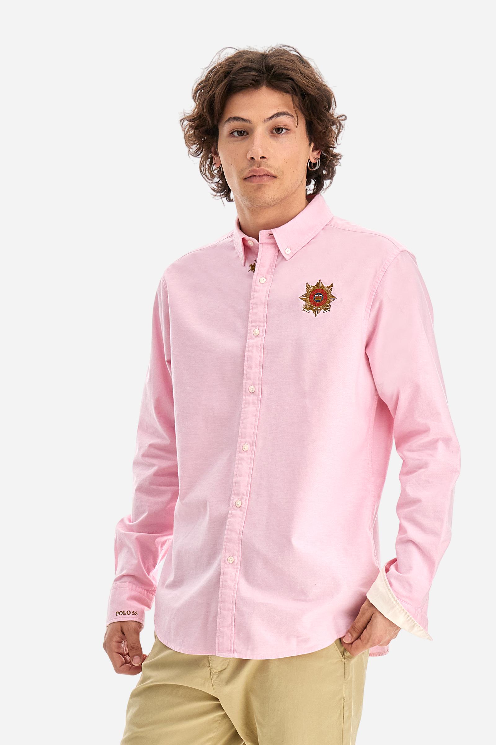 Men's long-sleeved Guards shirt in a single colour. Made in Oxford cotton. Button-down collar. The Guards crest, symbolic of the line, is embroidered on the chest. The brand's initials are embroidered on the left side, at hip height. Regular fit. The model is wearing a size L. - Parfait Pink