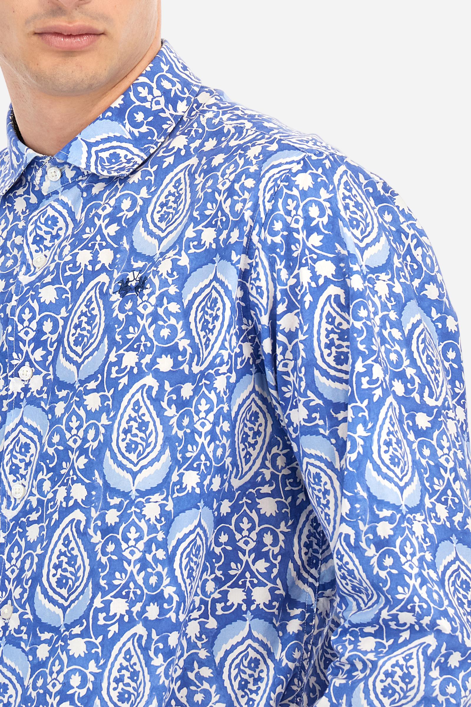 Men's long-sleeved printed shirt made of lightweight 100% cotton poplin. Spread collar. The logo is embroidered tone-on-tone on the left side of the chest. Regular fit. The model is wearing a size L. - Ultramarine/OptWhite
