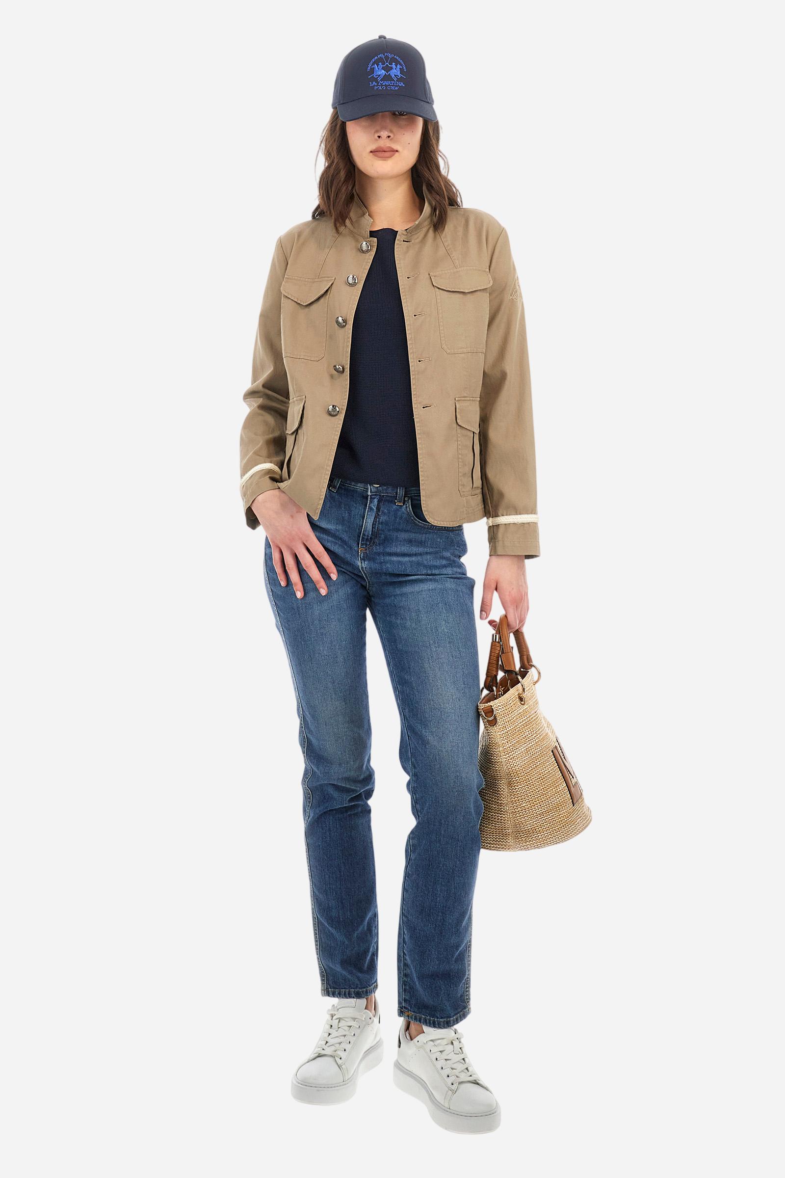 Women's long-sleeved safari jacket in a single colour, made of a cotton-modal blend drill.The front fastens with 5 metal buttons with heraldic motif. The front pockets are applied. Decorative braid-patterned trimmings are applied to the cuffs. The tone-in-tone logo graphic is embroidered on the left sleeve. Regular fit. The model is wearing a size 40. - Silver Lining