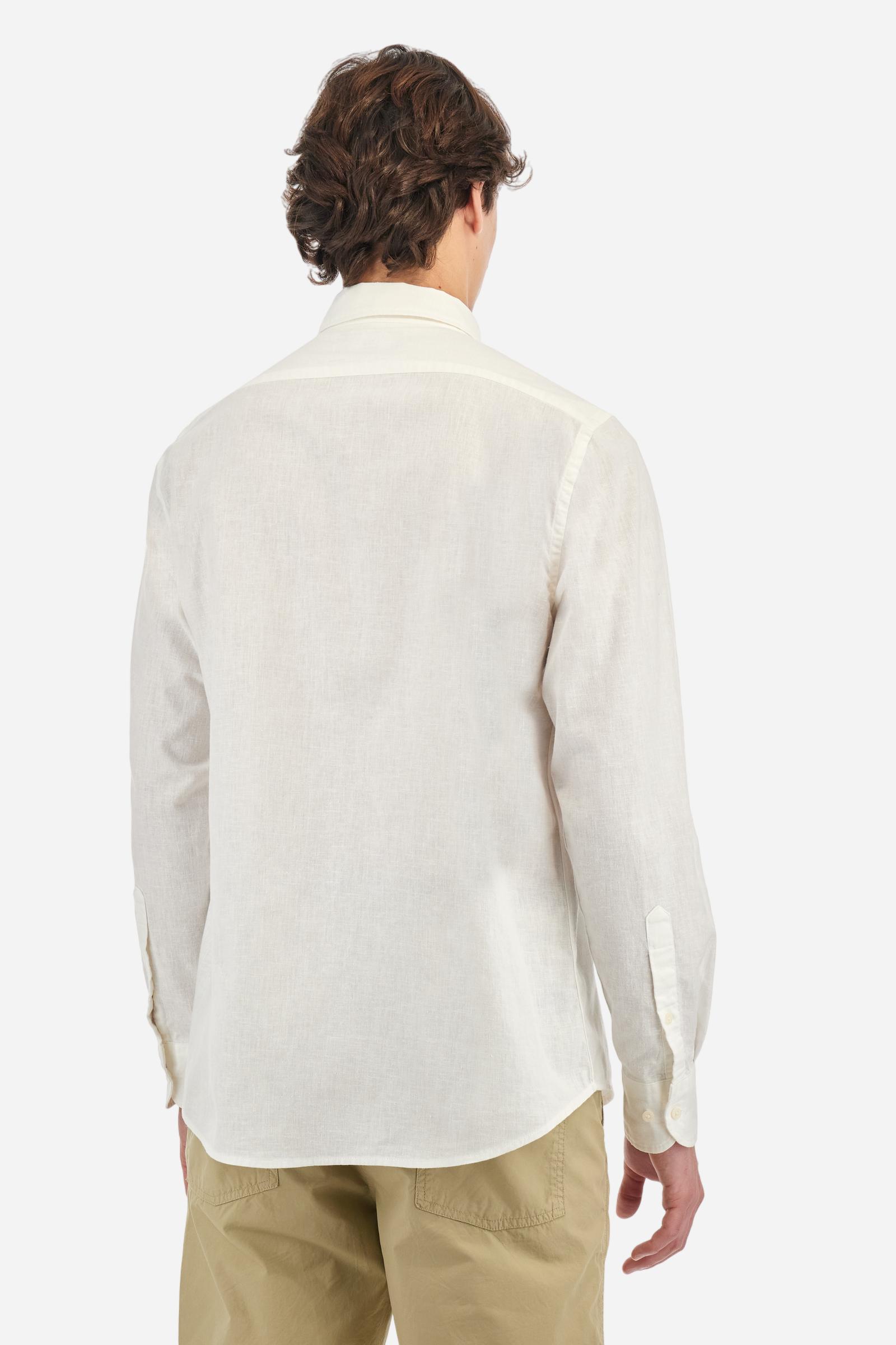 Men's plain long-sleeved shirt made from linen canvas. It features a button-down collar and a basic, traditional design, with woven labels at the bottom of the opening. The logo is embroidered on the chest, over the heart, in tone-on-tone thread. Regular fit. The model is wearing a size L. - Optic White