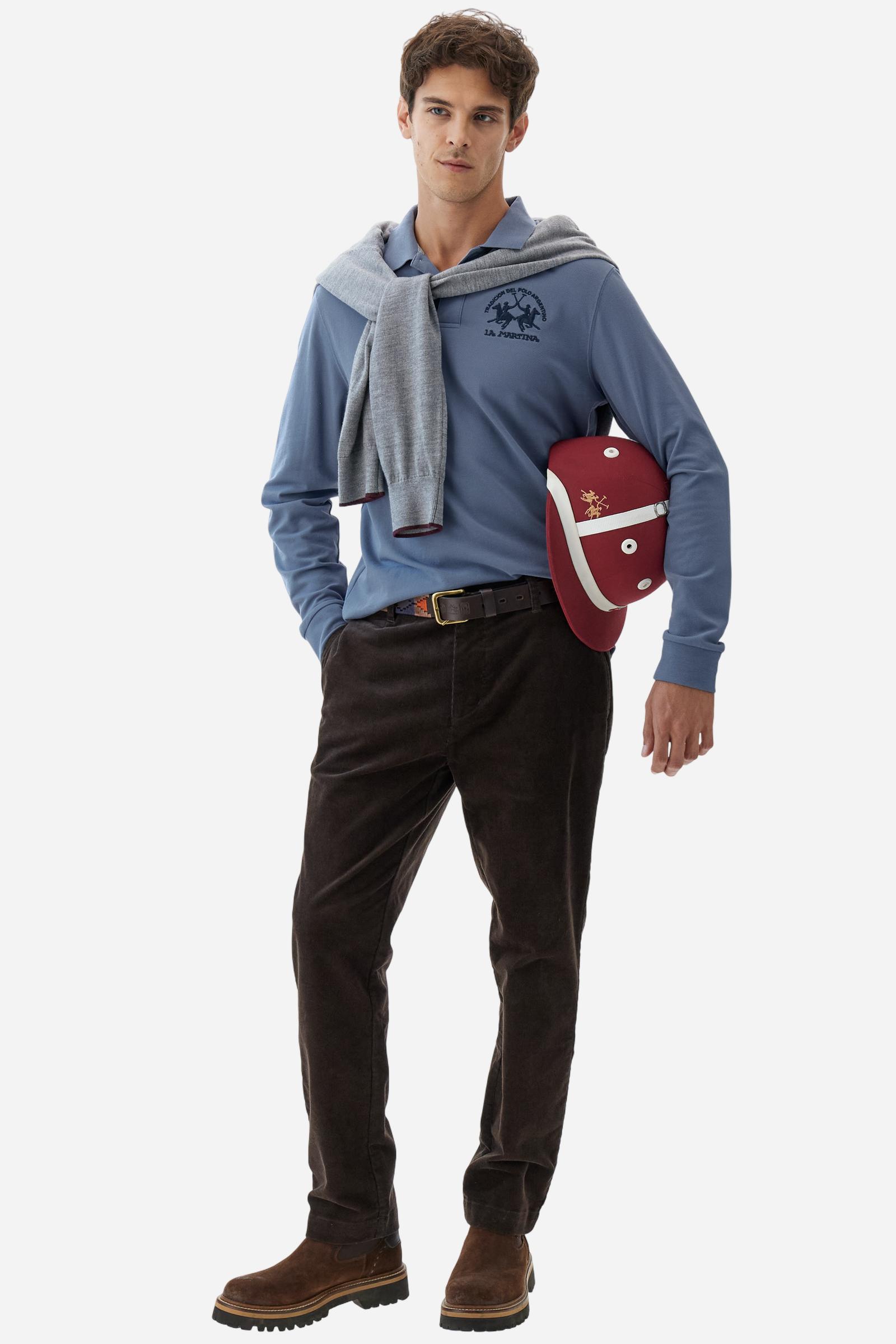 Men's long-sleeved solid colour polo shirt. Made of high-quality stretch Piqué. The collar and cuffs are in solid colour ribbing. The undercollar features a print of the iconic La Martina lettering in a contrasting colour. Featuring a logo embroidered on the chest in a contrasting colour. On the back at the bottom, the guarantee label typical of the brand's iconic models is applied. Regular fit. The model is wearing a size L. - Flint Stone