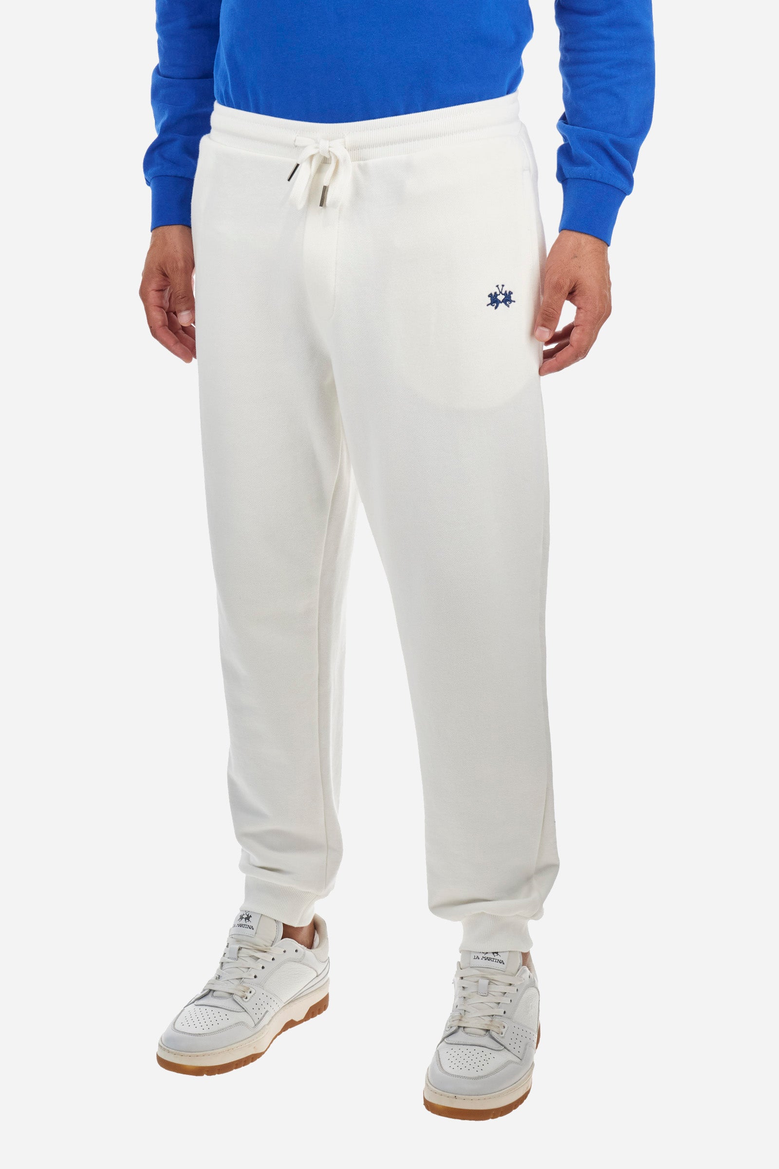 Men's plain jogging bottoms, made from 100% cotton. Drawstring waist and double front pocket. There is an additional pocket on the back. The logo is embroidered on the front. Regular fit. The model is wearing a size L. - Off White