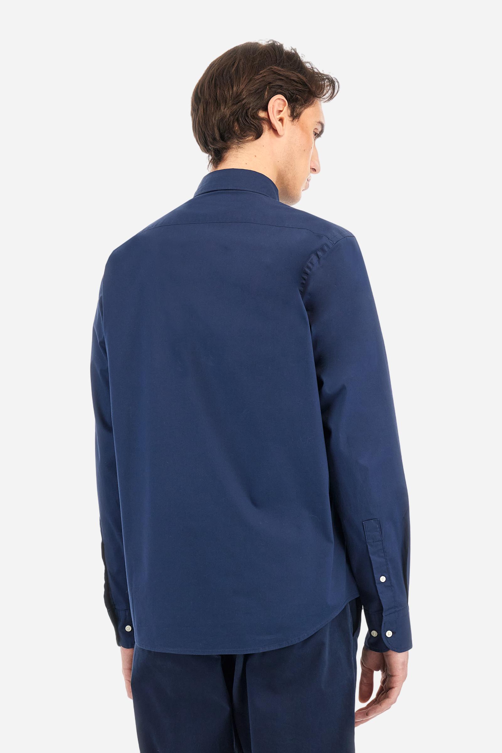Men's single-colour long-sleeved shirt, made from 100% cotton poplin. Spread collar. Featuring details inside the collar and cuffs in contrasting colours and fabrics. The front graphics and logo are embroidered with contrasting colour threads. The fit is regular. The model is wearing a size L. - Navy