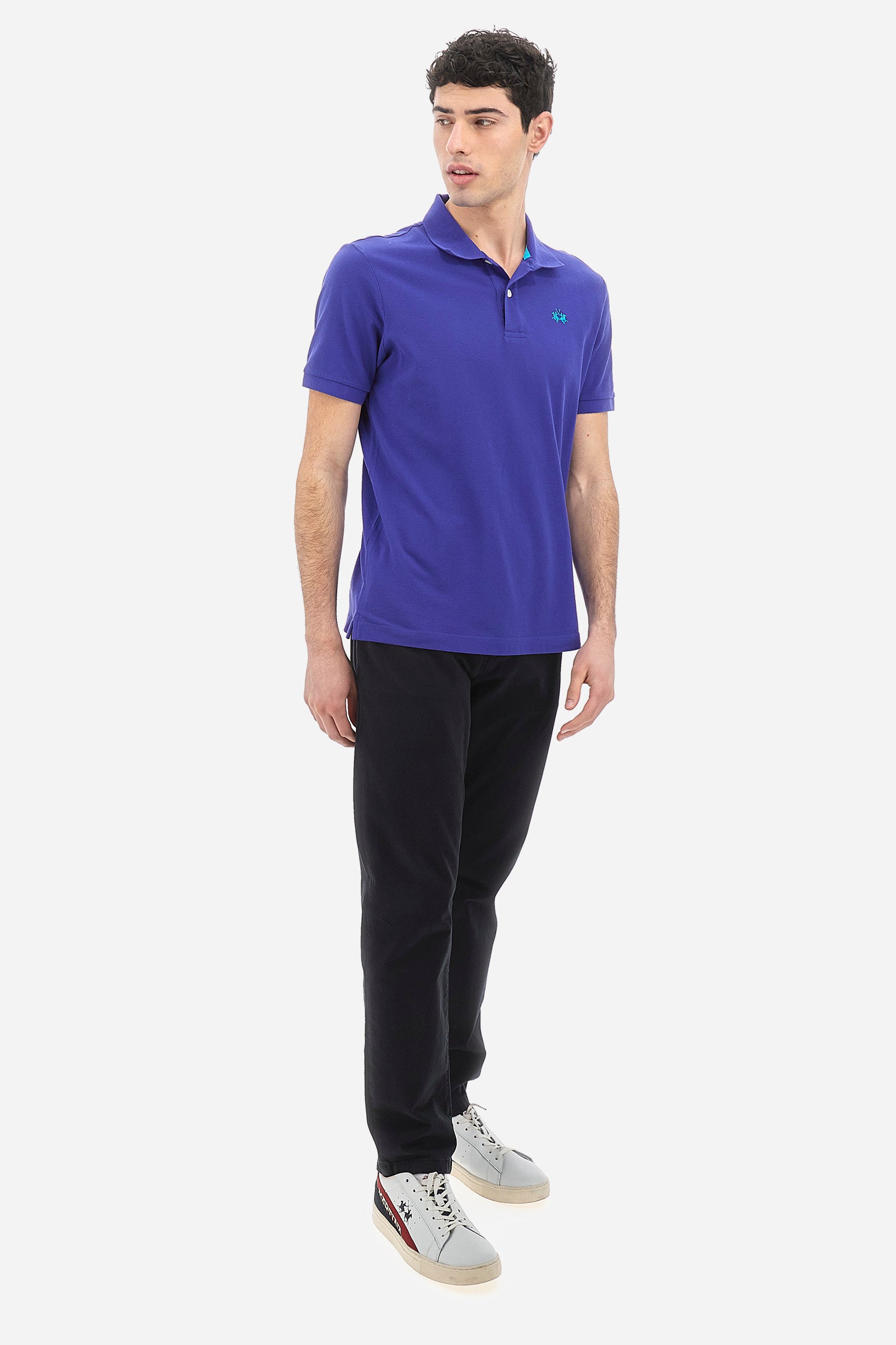 Men's plain-coloured, short-sleeved, regular-fit cotton polo shirt. Contrasting La Martina logo sewn onto the chest. This versatile garment goes perfectly with a pair of jeans from the collection. - Clematis Blue