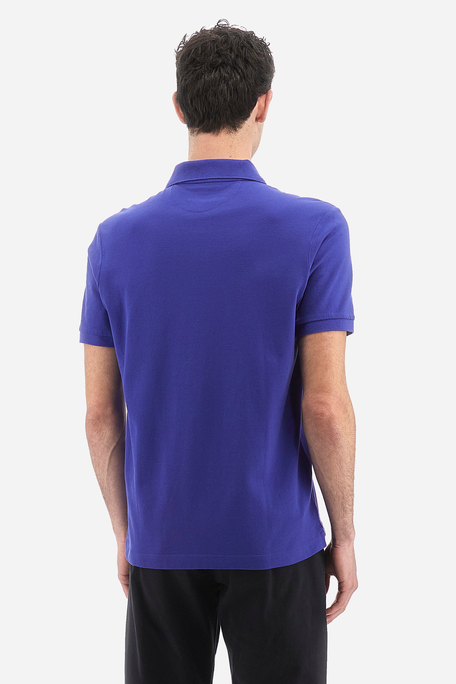 Men's plain-coloured, short-sleeved, regular-fit cotton polo shirt. Contrasting La Martina logo sewn onto the chest. This versatile garment goes perfectly with a pair of jeans from the collection. - Clematis Blue