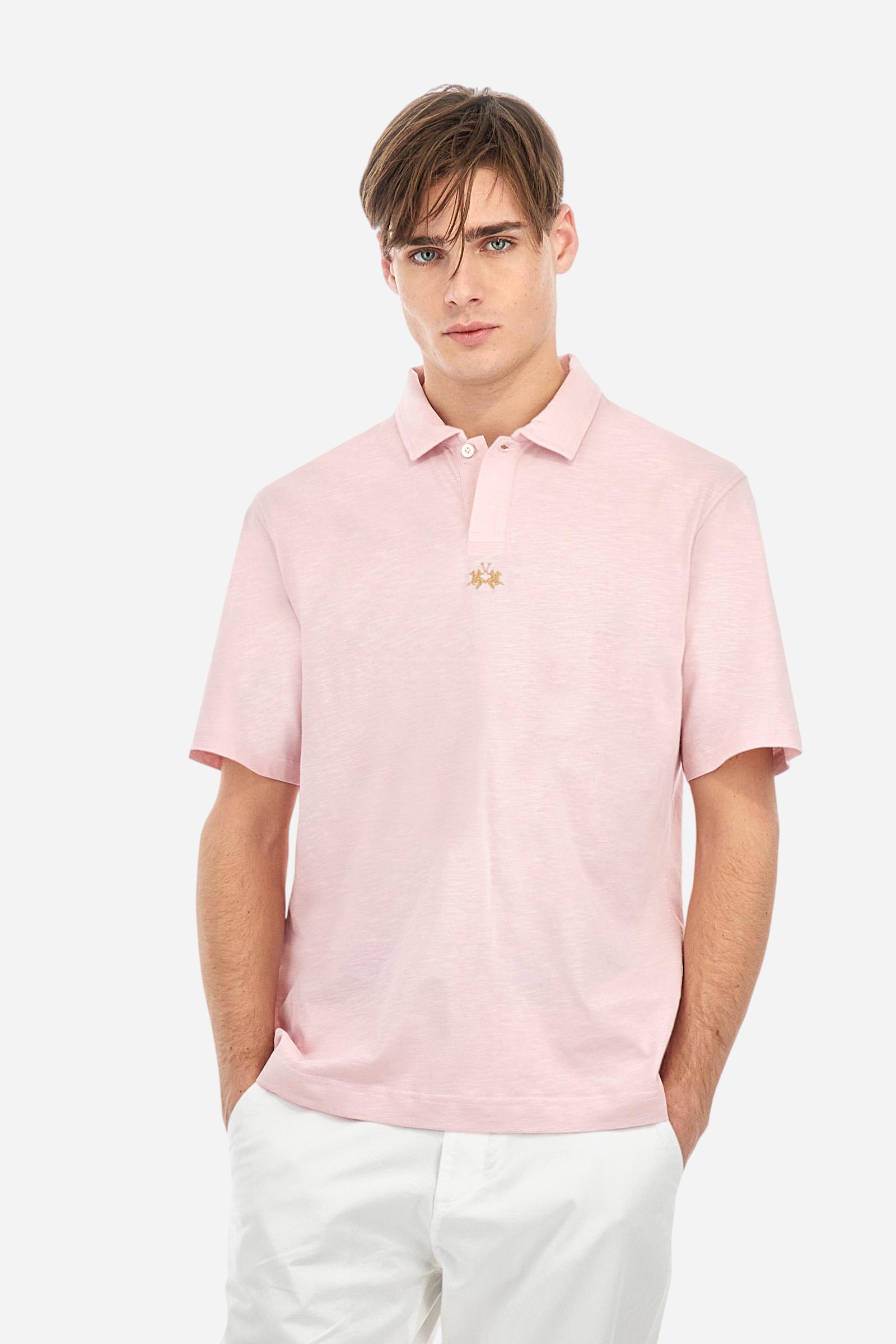 Men's short-sleeved polo shirt in a single colour, made of 100% cotton slub jersey. Fastens with a button. A fabric patch representing the garment's certificate is sewn onto the back. The logo is embroidered in contrast under the opening on the front. Comfort fit. The model is wearing a size L. - Parfait Pink