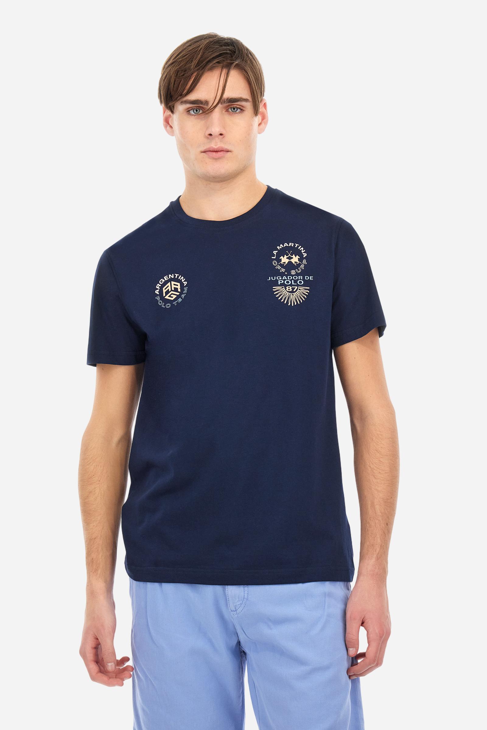 Men's plain cotton jersey T-shirt. Crew-neck model with matching ribbed collar. A contrasting jersey ribbon is applied on the inside of the collar. On the chest we find two graphics, both printed with contrasting colours and gold, that make references to Argentina. On the right sleeve the number 3 is present as a two-tone print with a slightly rubberised appearance. The logo and the La Martina lettering are printed on the chest, left side. Regular fit. The model is wearing a size L. - Navy