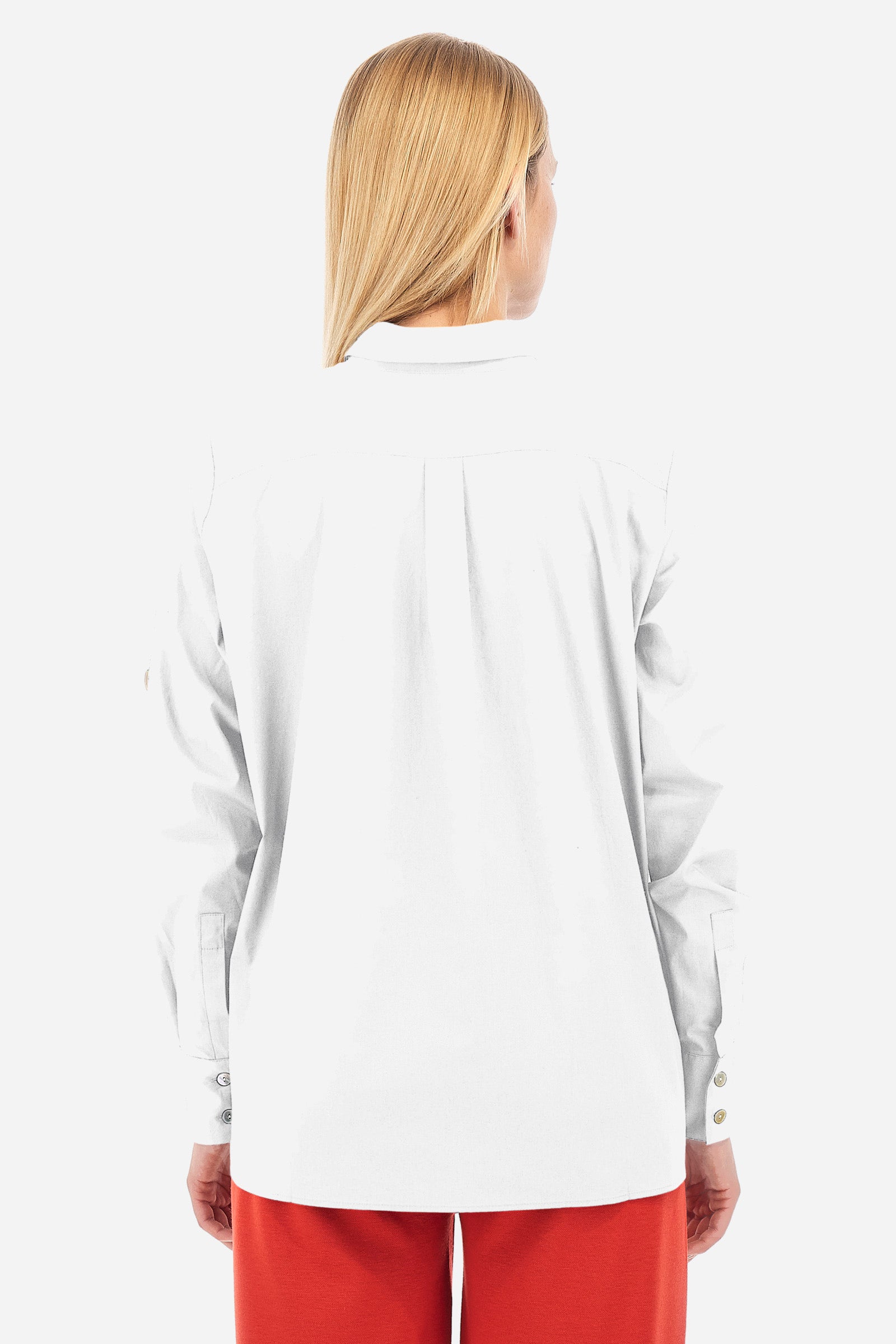 Solid-coloured long-sleeved women's shirt, made of stretch cotton with a regular fit. The line is Polo Academy and features a classic collar with button fastening. The chest is embellished with the LM patch and on the shoulders there is a contrasting band applied with a final ring. Finally, the shirt has a front pocket for added practicality. The model is 174 cm tall and wears a size 2. - Optic White