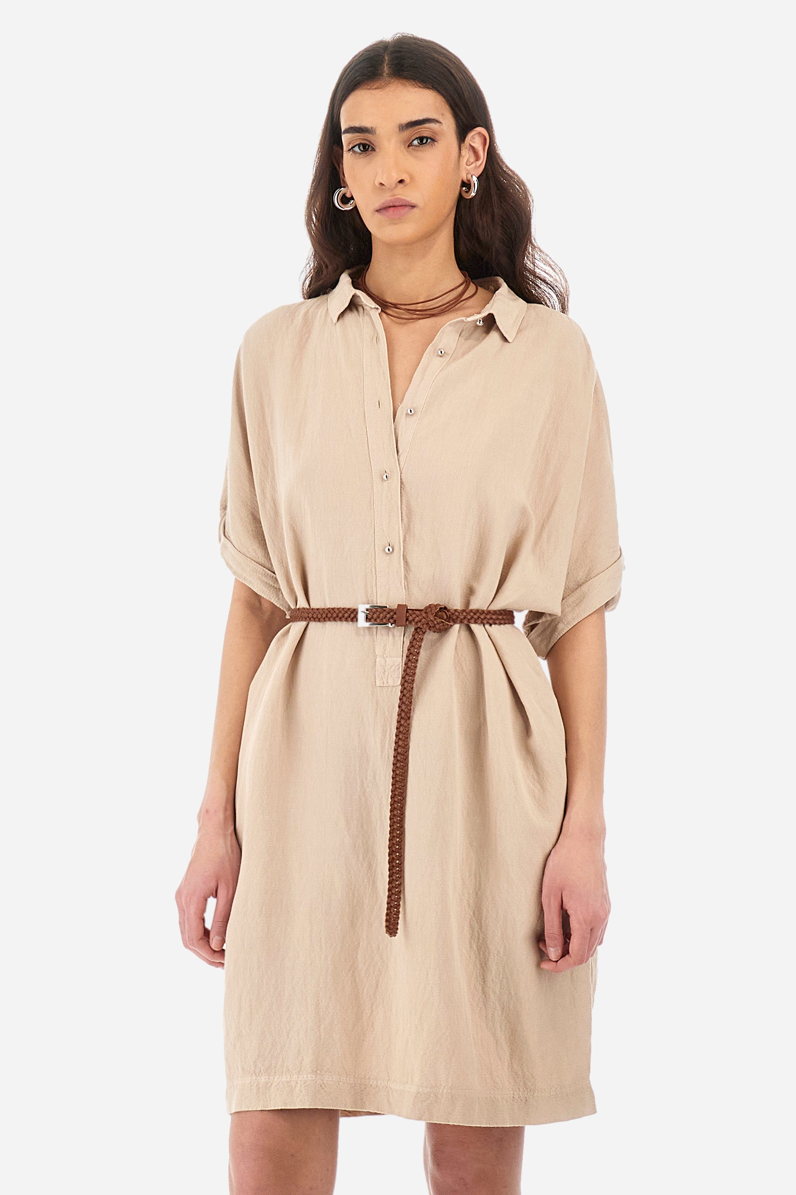 Single-colour short-sleeved dress, in a linen blend. Soft, straight cut silhouette, above-the-knee length. Waistline marked by the belt supplied with the garment. French collar. With button fastening. Featuring two front welt pockets. The number 2 and the lettering "La Martina" are embroidered on the back. The logo is present on a metal plate sewn on one sleeve. The fit is regular. The model wears a size 2. - Tidal Foam