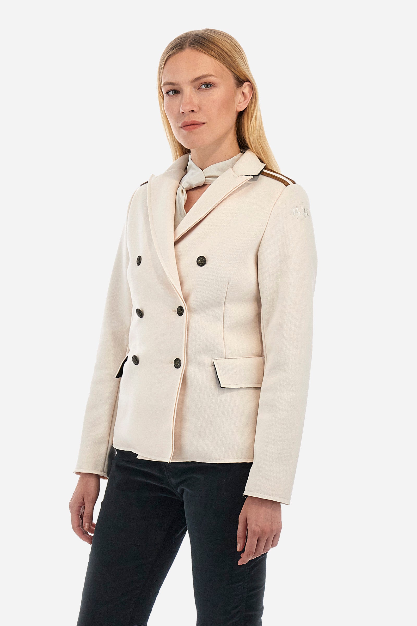 This double-breasted viscose jacket for women is perfect for any occasion. With its long sleeves and double pocket, comfort is guaranteed. The sleeves are filled with fluffy feathers to keep you warm in the cold winter. The solid colour and the regular fit of the Guards line give an elegant and refined look, without compromising on practicality. A versatile jacket that is essential in every woman's wardrobe. The model is 174 cm tall and wears a size 2. - Sand shell