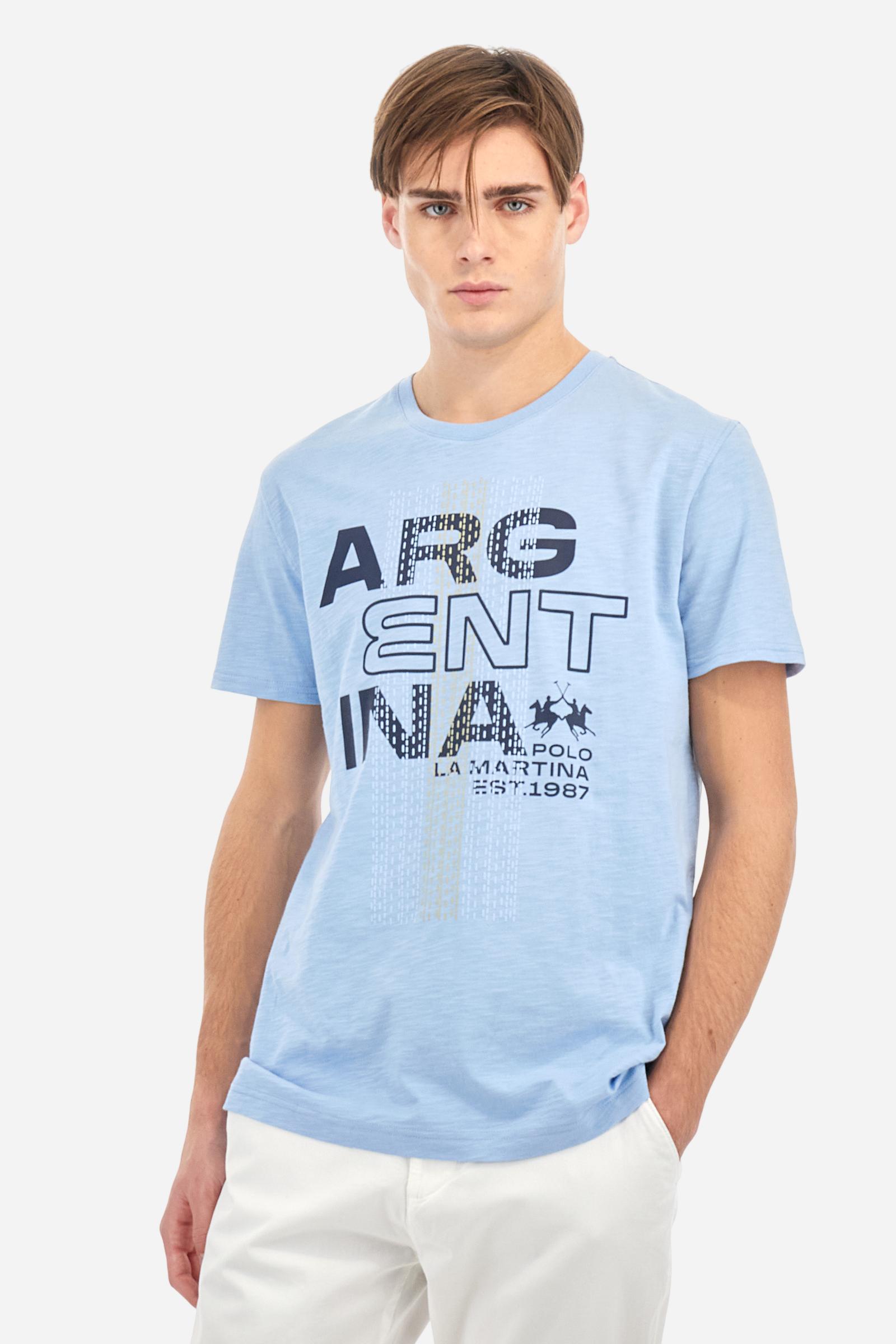 Men's T-shirt with plain sleeves, made of slub jersey. Ribbed crew neck. The graphic on the chest is a multicoloured rubberised print. The dotted effect is also a slightly raised embroidery effect print. The logo is printed on the front. Regular fit. The model is wearing a size L. - Vista Blue