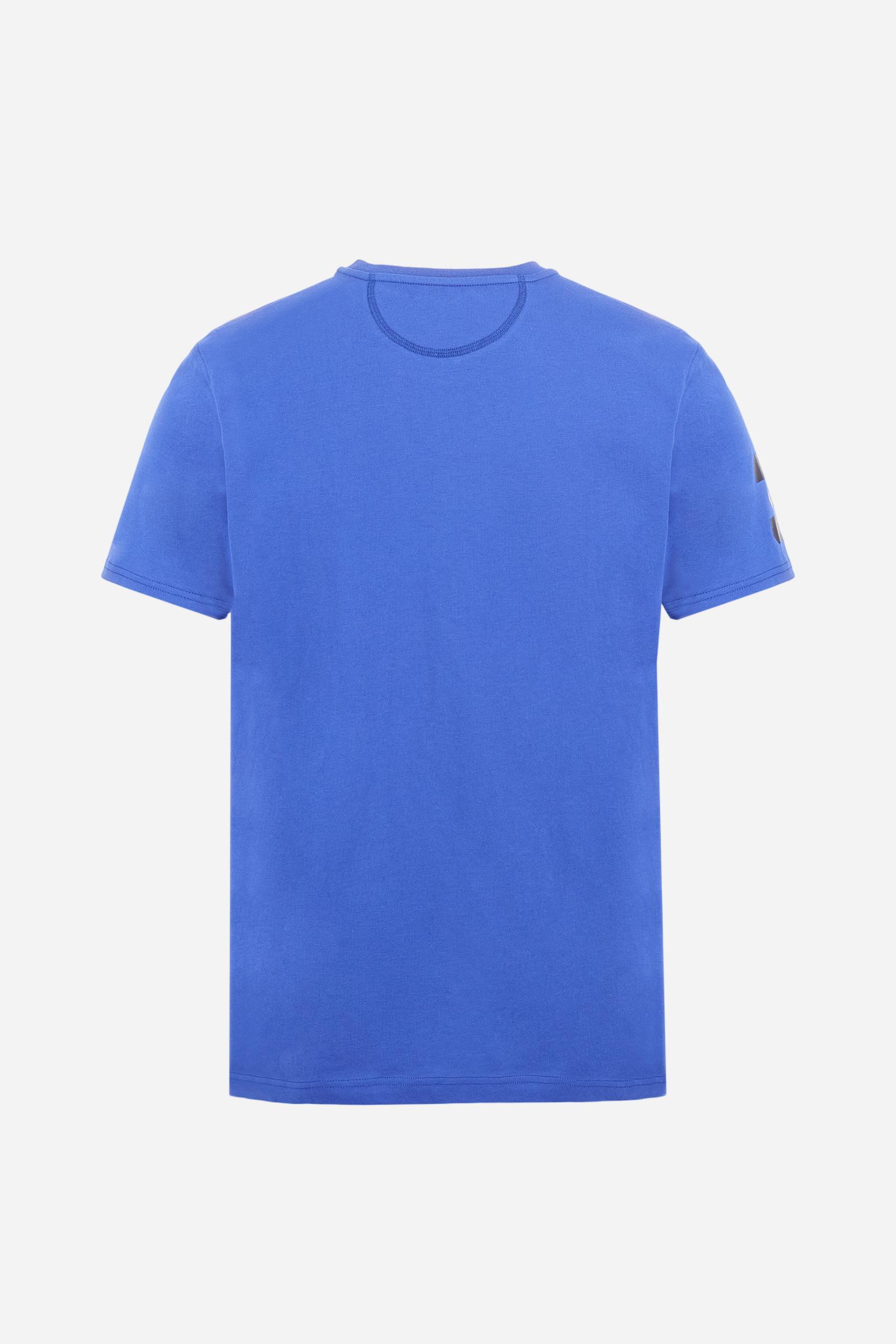 Men's single-colour crew-neck T-shirt with short sleeves, made of 100% cotton. The front features a printed logo and the lettering La Martina Polo. The number 3 is printed on one of the sleeves. Regular fit. The model is wearing a size L. - Dazzling Blue