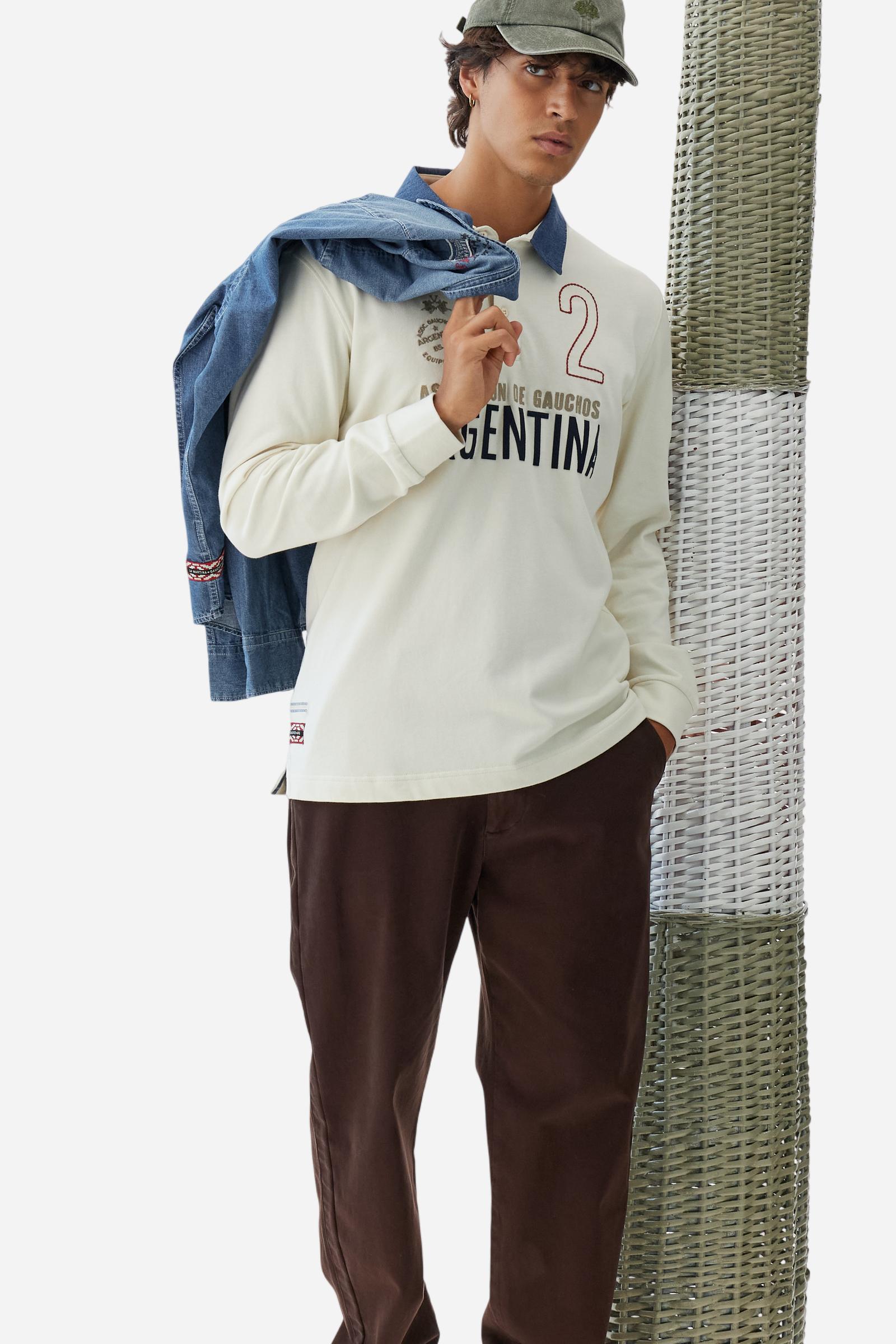 Men’s long-sleeve polo shirt in solid-colour cotton jersey with a warm touch. Contrast details on collar and three-button placket with mixed fabrics and colours. Patches and embroidery celebrate the Asociación Gauchos Argentinos. Small embroidered logo on the chest integrated with other graphics. Regular fit. The model wears size L. - Pristine