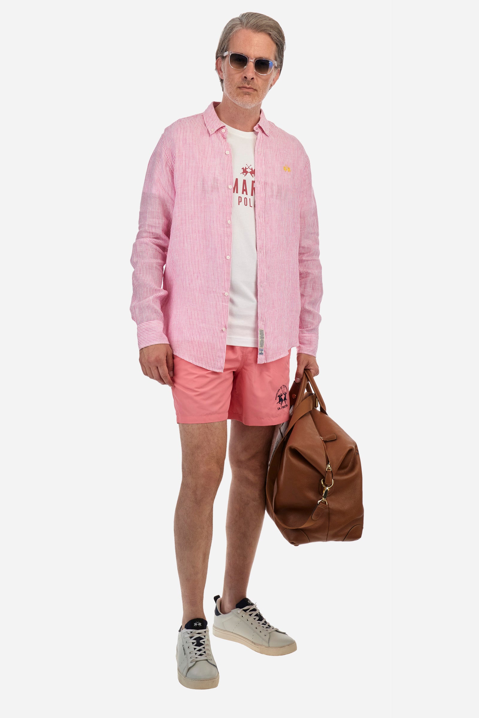 Plain men's swimming shorts made of nylon. Elastic waistband with a personalised drawstring for waist adjustment. On the inside of the shorts is an elasticated mesh brief. Double side pocket on the hips and patch pocket with flap on the back, on the right side only. The large logo is embroidered in a contrasting colour thread on the bottom of the left leg on the front. Regular fit. The model is wearing a size L. - Pink Lemonade