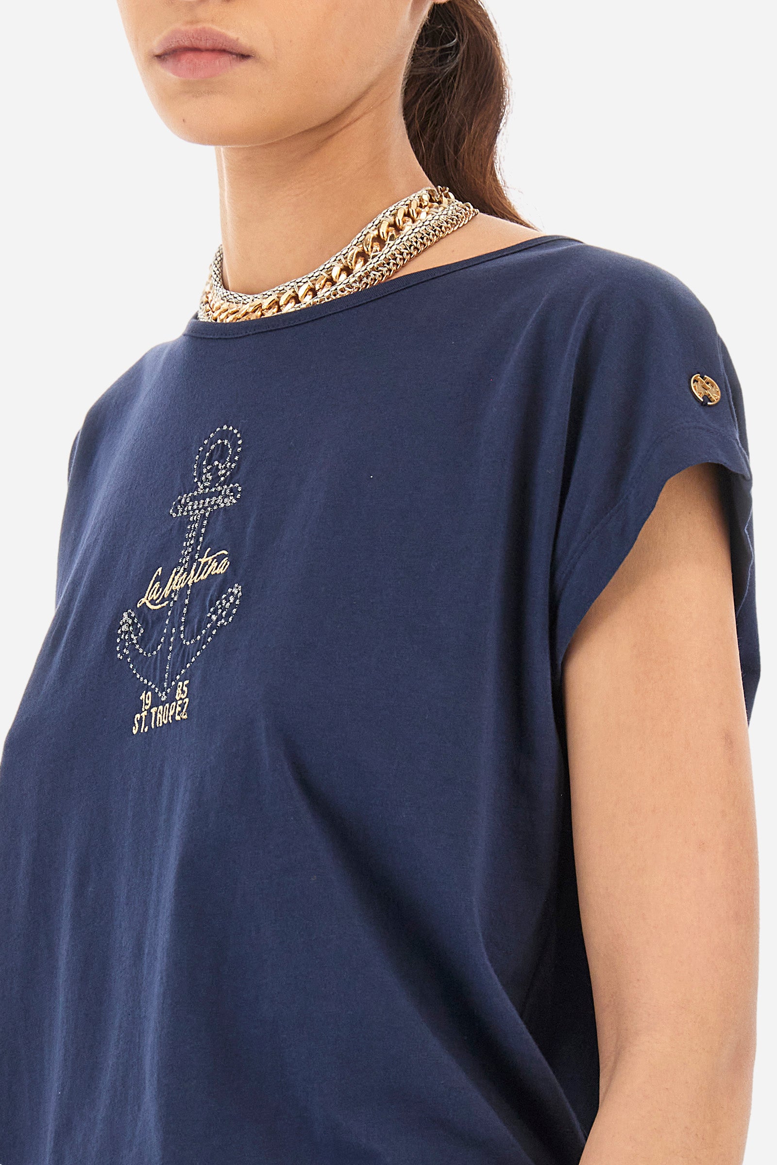 Women’s crew neck t-shirt with short sleeves in solid color. Made of 100% cotton jersey. On the front an anchor and embroidered lettering in contrasting tones recall the Polo Club Grand Hotel capsule collection. On the back there is a small neckline, while a mini golden logo La Martina is applied to the sleeve. The fit is regular. The model wears a size 2. - Navy