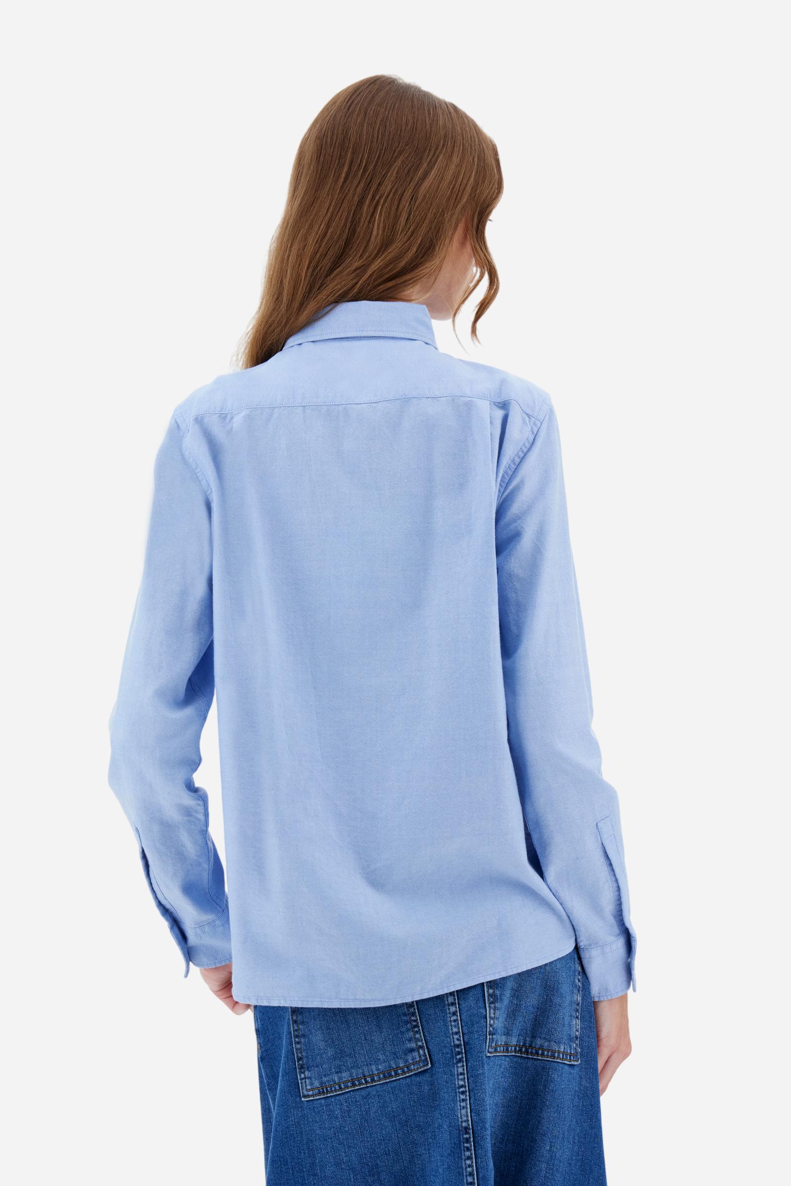 Women's long-sleeved solid colour shirt in Oxford cotton. Button-down collar. The logo is embroidered on the chest in contrasting thread. Regular fit. The model is wearing a size 2. - Cornflower blue